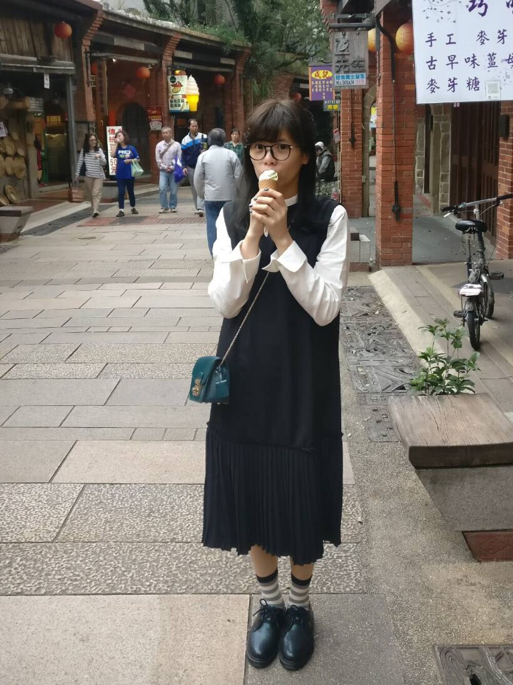 「furla、PAZZO、Dr.Martens、春」｜「PAZZOのアイテム（ワンピース、ブラック系）」を使った、Ja̲s̲m̲i̲n̲e̲🐈  さん（レディース・162cm）の春コーディネートの1枚目の写真