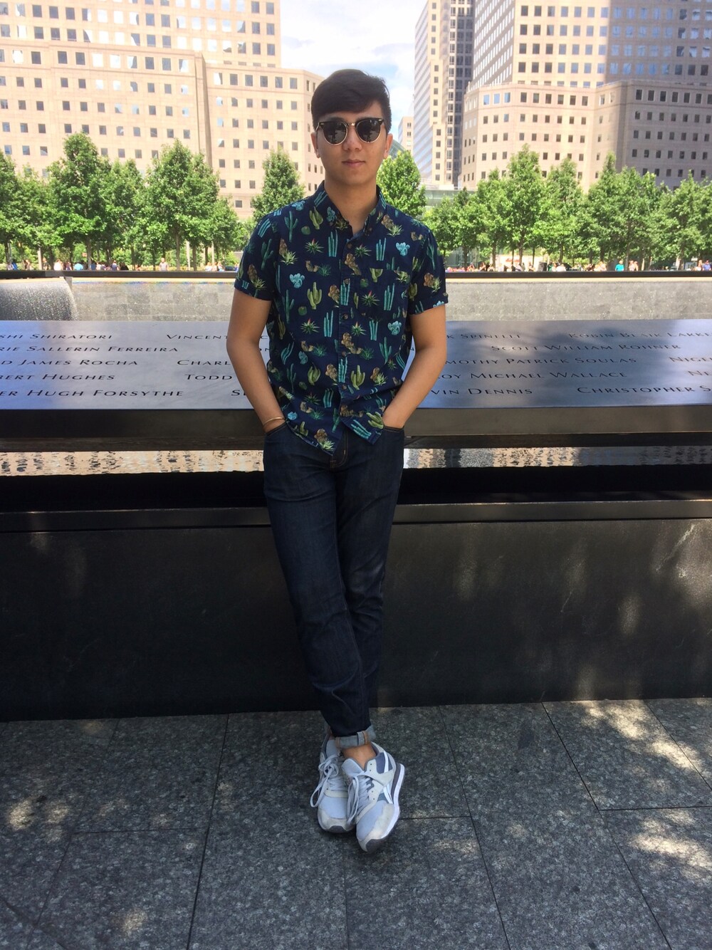 「cactus」｜「American Eagleのアイテム（デニムパンツ、ブルー系）」を使った、Chris Dangさん（メンズ・173cm）の夏コーディネートの1枚目の写真