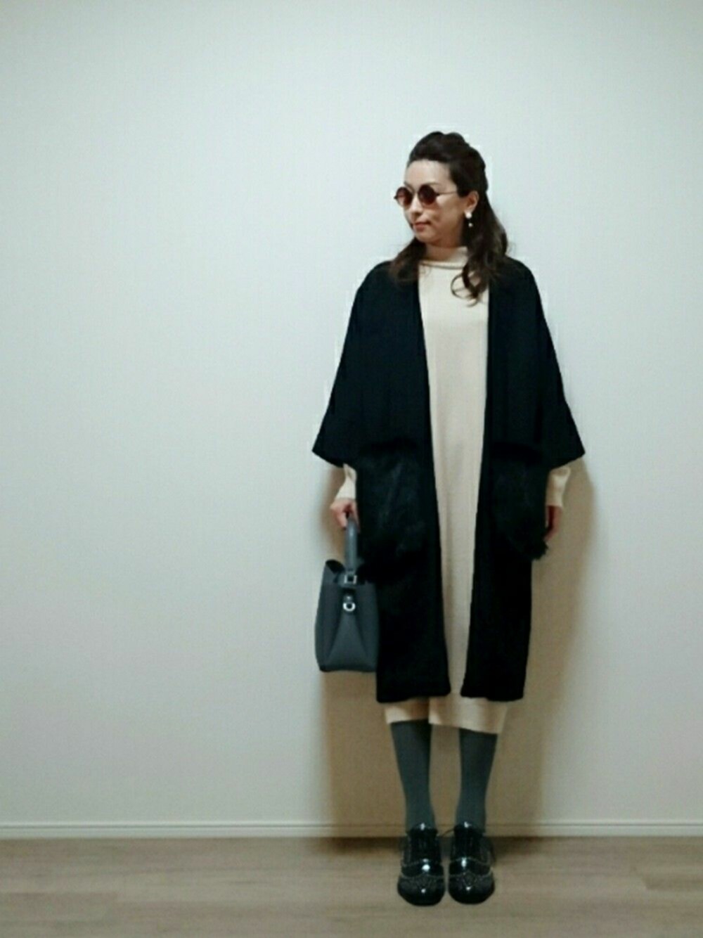 「冬、きれいめカジュアル、ゆったりコーデ、シンプル、プチプラ、ニットワンピース、ファー、コート、タイツ、11月WEAR秋冬ニットコーデ祭り」｜「DHOLICのスタッズポイントオックスフォードシューズ（その他シューズ、ブラック系）」を使った、nonさん（レディース・159cm）の秋コーディネートの1枚目の写真