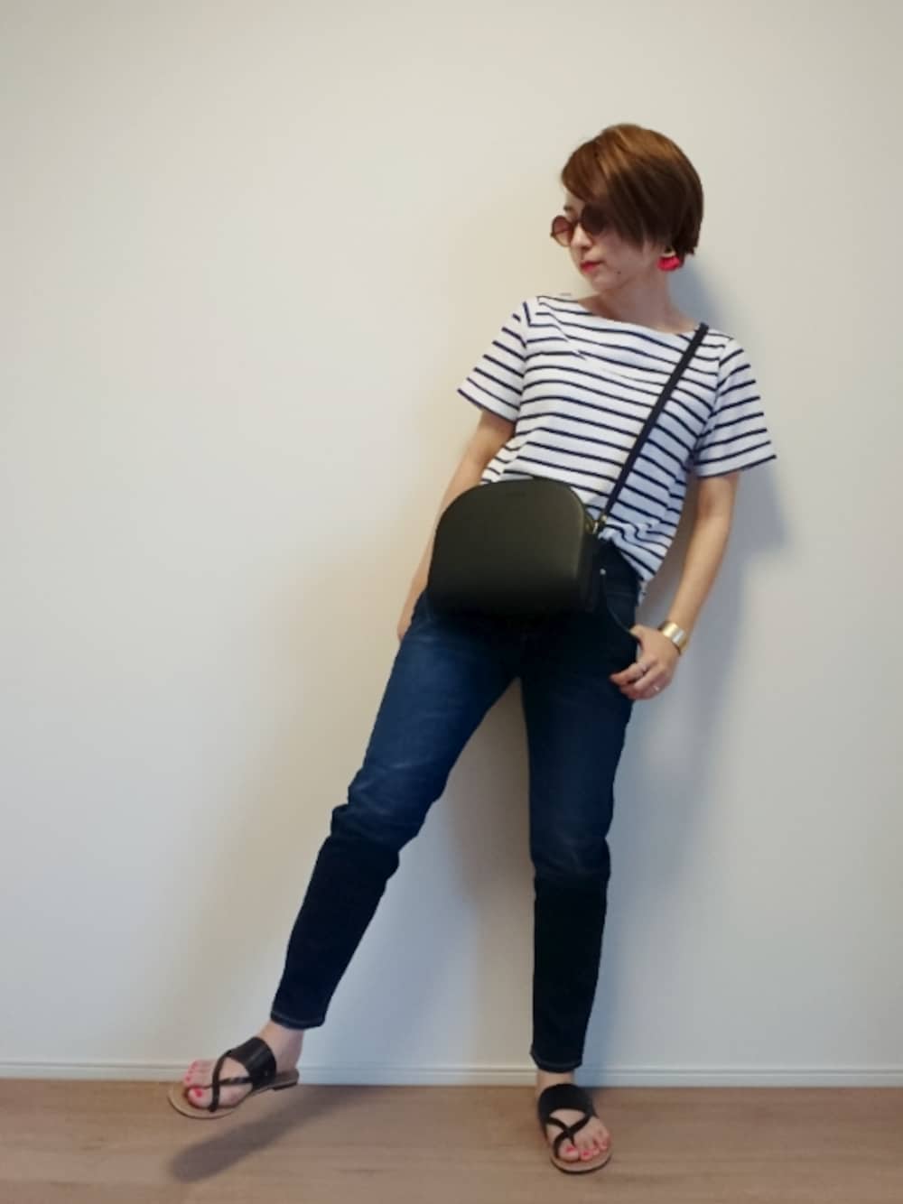 「春夏コーデ、大人カジュアル、カジュアル、シンプル、ボーダー、Tシャツ、デニムパンツ、サンダル、ショルダーバッグ、furryrate」｜「TODAYFULのフリンジピアス（ピアス（両耳用）、レッド系）」を使った、nonさん（レディース・159cm）の春コーディネートの1枚目の写真