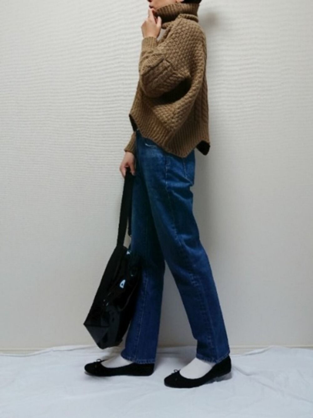 「冬、大人カジュアル、シンプルコーデ、プチプラコーデ、タートルネックニット、zozoデニム、白ソックス、バレエシューズ、クリアバッグ、お気に入りの服でデートに行こう」｜「lefua.closetのアイテム（ニット/セーター、ブラウン系）」を使った、nonさん（レディース・159cm）の冬コーディネートの1枚目の写真