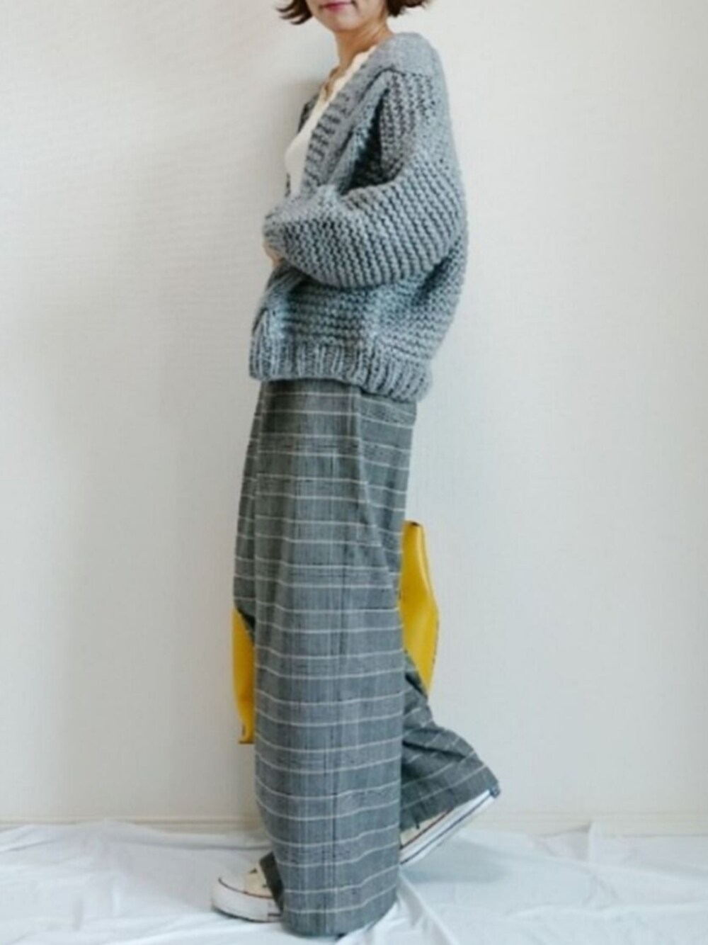 グレー系のカーディガン/ボレロ、ホワイト系のTシャツ/カットソー、グレー系のその他パンツを着用したレディースの冬コーディネートの1枚目の写真