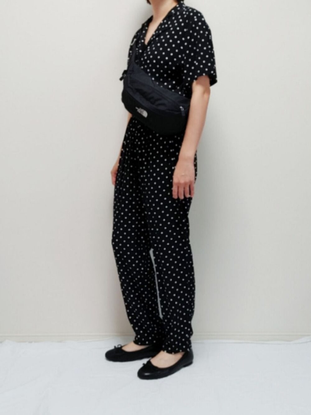 ブラック系のボディバッグ/ウエストポーチ、その他のつなぎ/オールインワン、ブラック系のバレエシューズを着用したレディースの夏コーディネートの1枚目の写真