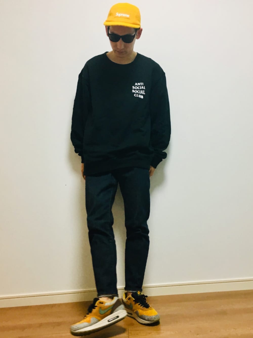 「ZOZO公認ユーザー、ストリート服が好き、秋冬、シュプリーム、ナイキスニーカー、エアマックス、黄色キャップ、スウェット、秋コーデ、2018マイベストコーデ」｜「NIKEのNIKE AIR SAFARI SE (MONARCH/YELLOW OCHRE-FLAX-MAHOGANY MINK) atmos EXCLUSIVE【SP】（スニーカー、オレンジ系）」を使った、masaさん（メンズ・176cm）の秋コーディネートの1枚目の写真