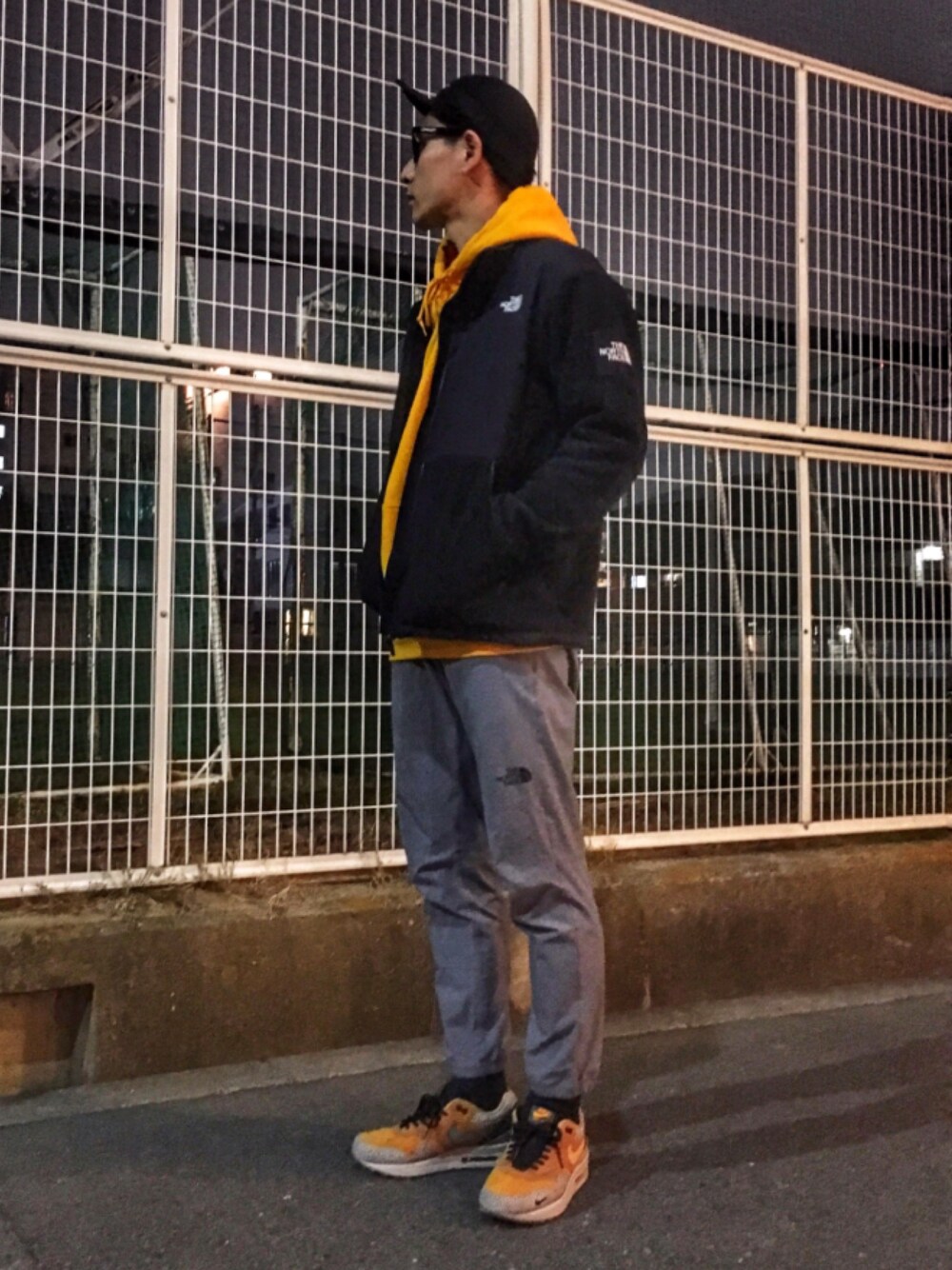 「レイヤードstyle、ノースフェイス、フリース、カジュアルコーデ、スポーツミックス、ストリート、デナリジャケット、パーカー　黄色　、シュプリーム、春コーデ」｜「NIKEのNIKE AIR SAFARI SE (MONARCH/YELLOW OCHRE-FLAX-MAHOGANY MINK) atmos EXCLUSIVE【SP】（スニーカー、オレンジ系）」を使った、masaさん（メンズ・176cm）の冬コーディネートの1枚目の写真