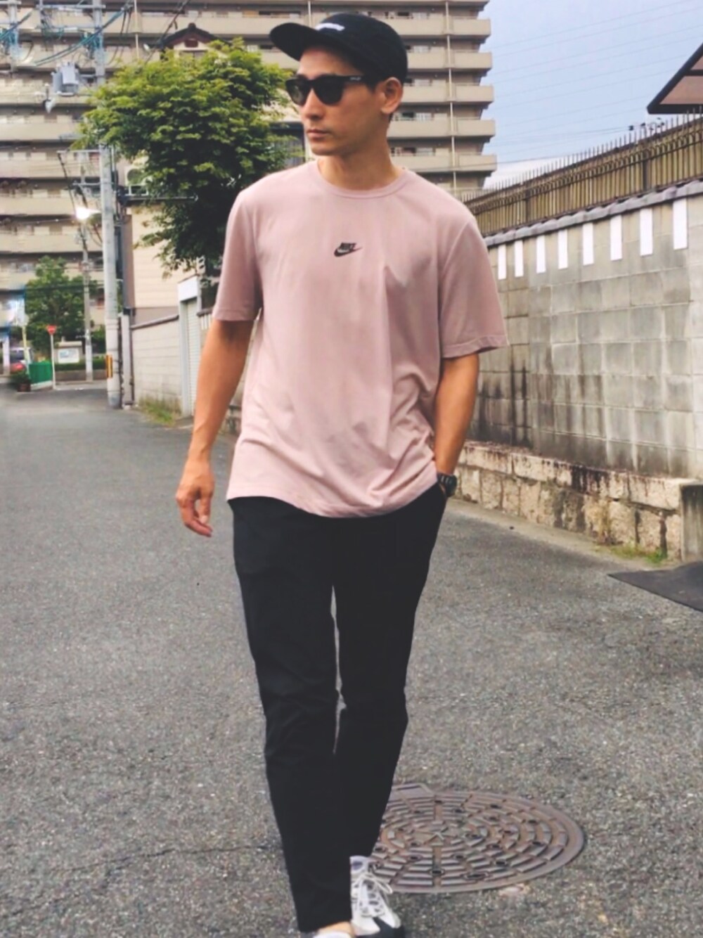 「スポーツミックス、トレーニング、ナイキTシャツ、エアマックス、シュプリーム、夏だ！Tシャツ着よう！、ベージュ、ラフ、夏コーデ、黒キャップ」｜「NIKEのNIKE / Nike Air Max 95 Essential （スニーカー、グレー系）」を使った、masaさん（メンズ・175cm）の夏コーディネートの1枚目の写真