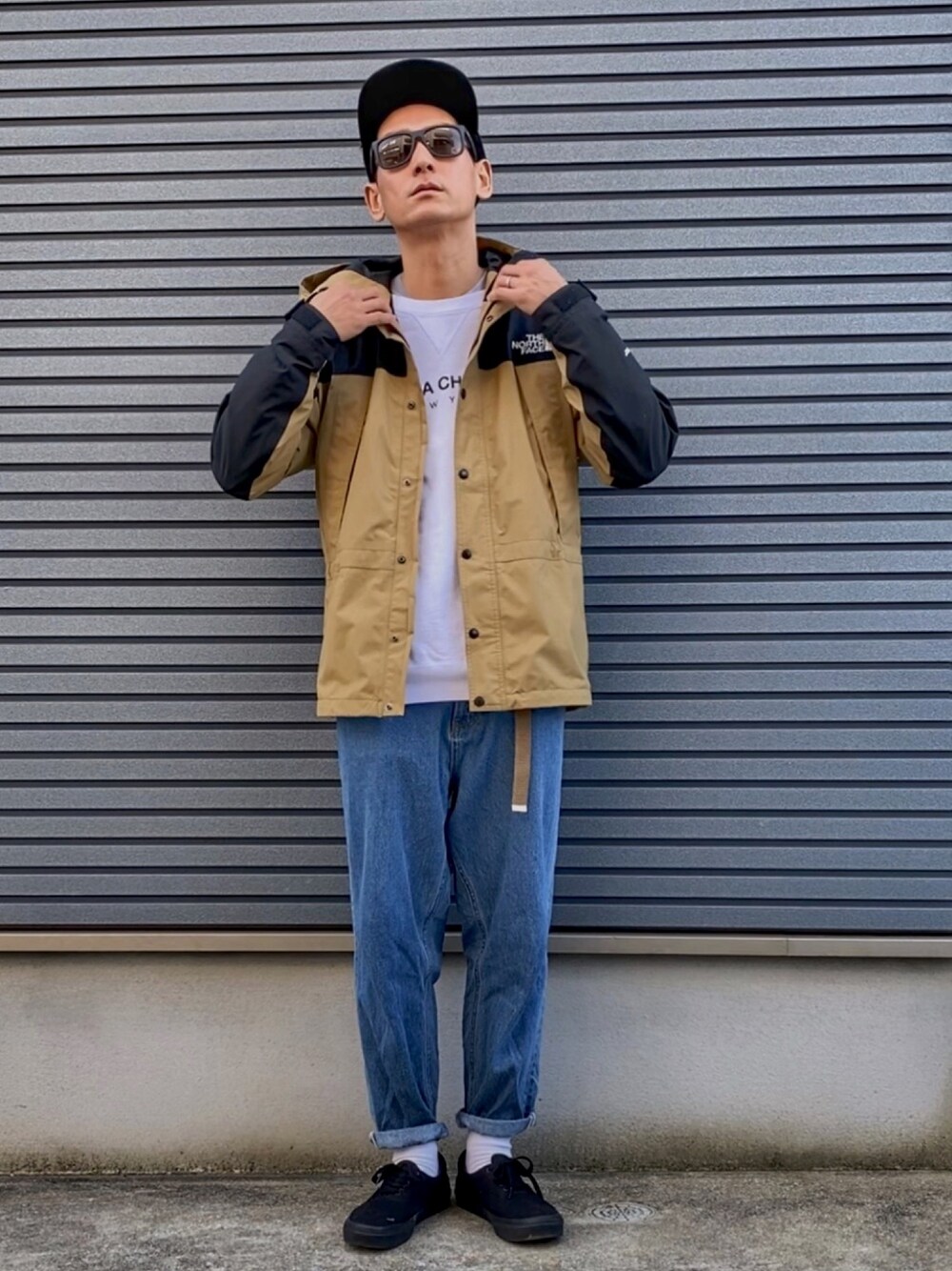 「シンプル、マウンテンパーカー、マウンテンライトジャケット、ケルプタン、シュプリーム、ノースフェイス、冬色フェス2019、ストリート、秋冬コーデ、ページュ」｜「VANSのVANS ヴァンズ ERA エラ V95CLA M.BLACK（スニーカー、ブラック系）」を使った、masaさん（メンズ・176cm）の秋コーディネートの1枚目の写真