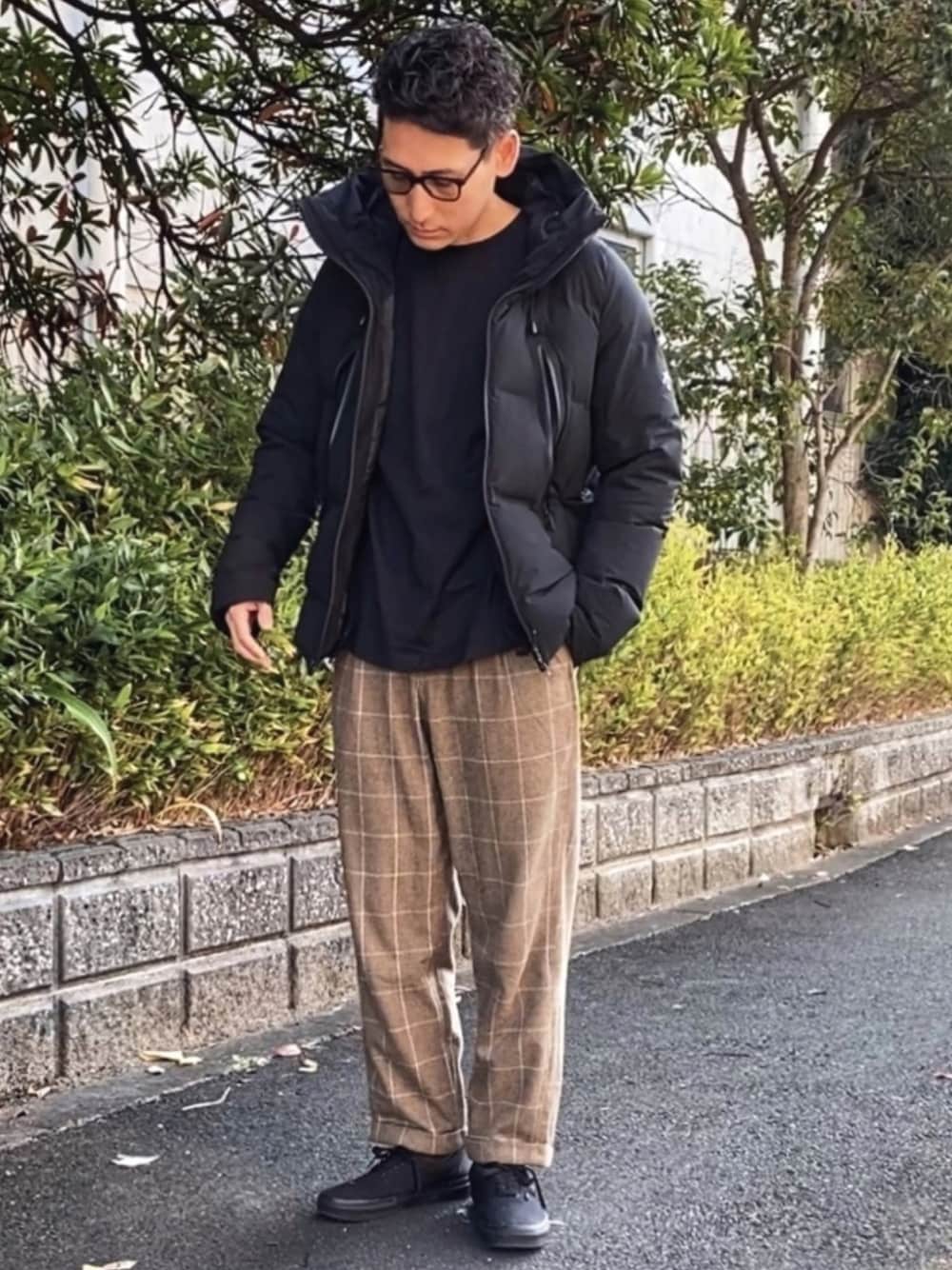 「年末WEAR感謝祭、デサント オルテライン、マウンテニア、水沢ダウン、シンプル、モノトーンコーデ、グラミチ、ダウンジャケット、チェックパンツ、大人カジュアル」｜「VANSのVANS ヴァンズ ERA エラ V95CLA M.BLACK（スニーカー、ブラック系）」を使った、masaさん（メンズ・176cm）の冬コーディネートの1枚目の写真
