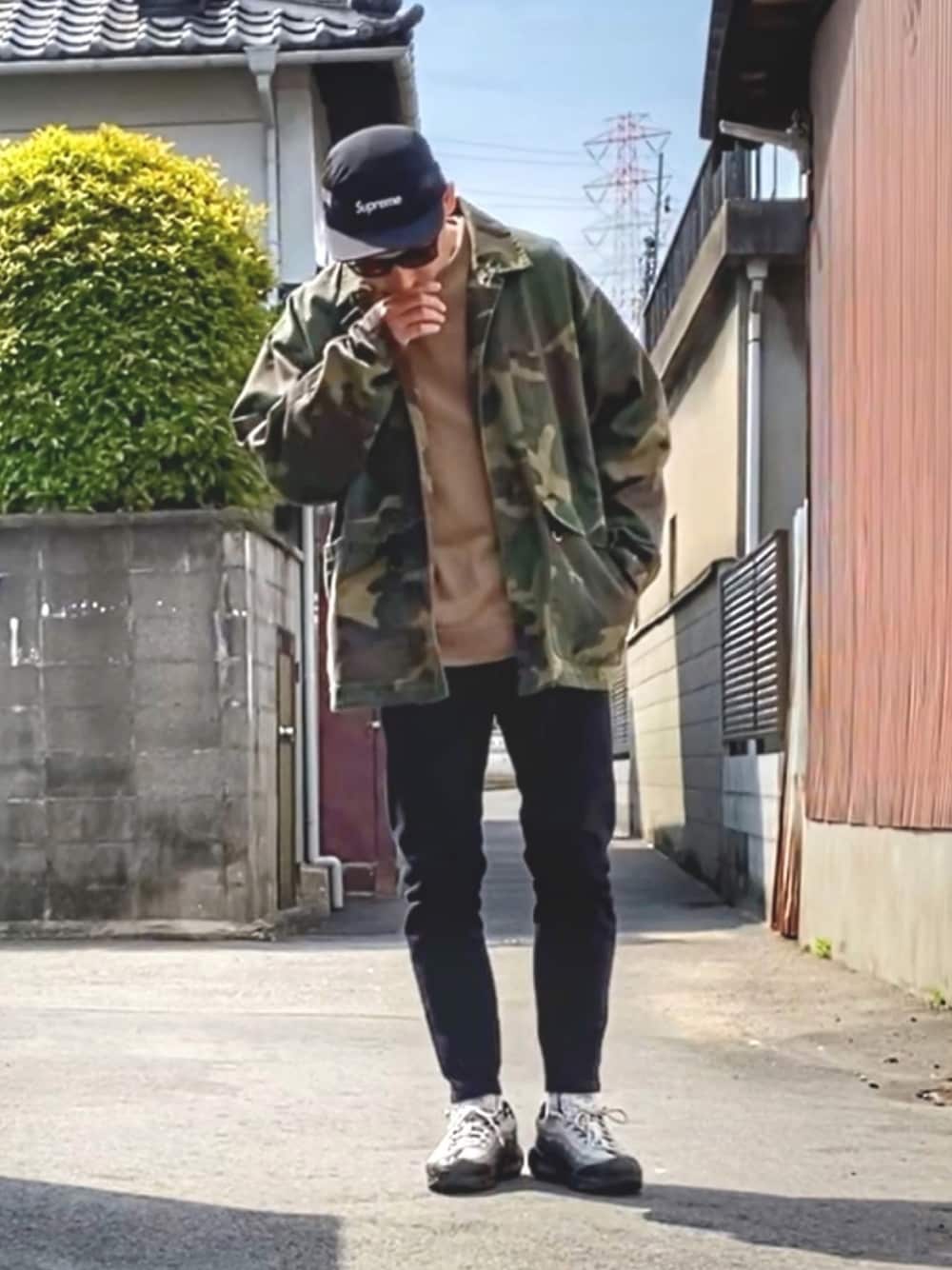 「ビッグシルエット、ミリタリー、ミリタリージャケット、ベージュ、エアマックス95、ストリートMIX、supreme、春コーデ、アースカラー、カジュアル」｜「NIKEのNIKE / Nike Air Max 95 Essential （スニーカー、グレー系）」を使った、masaさん（メンズ・176cm）の春コーディネートの1枚目の写真