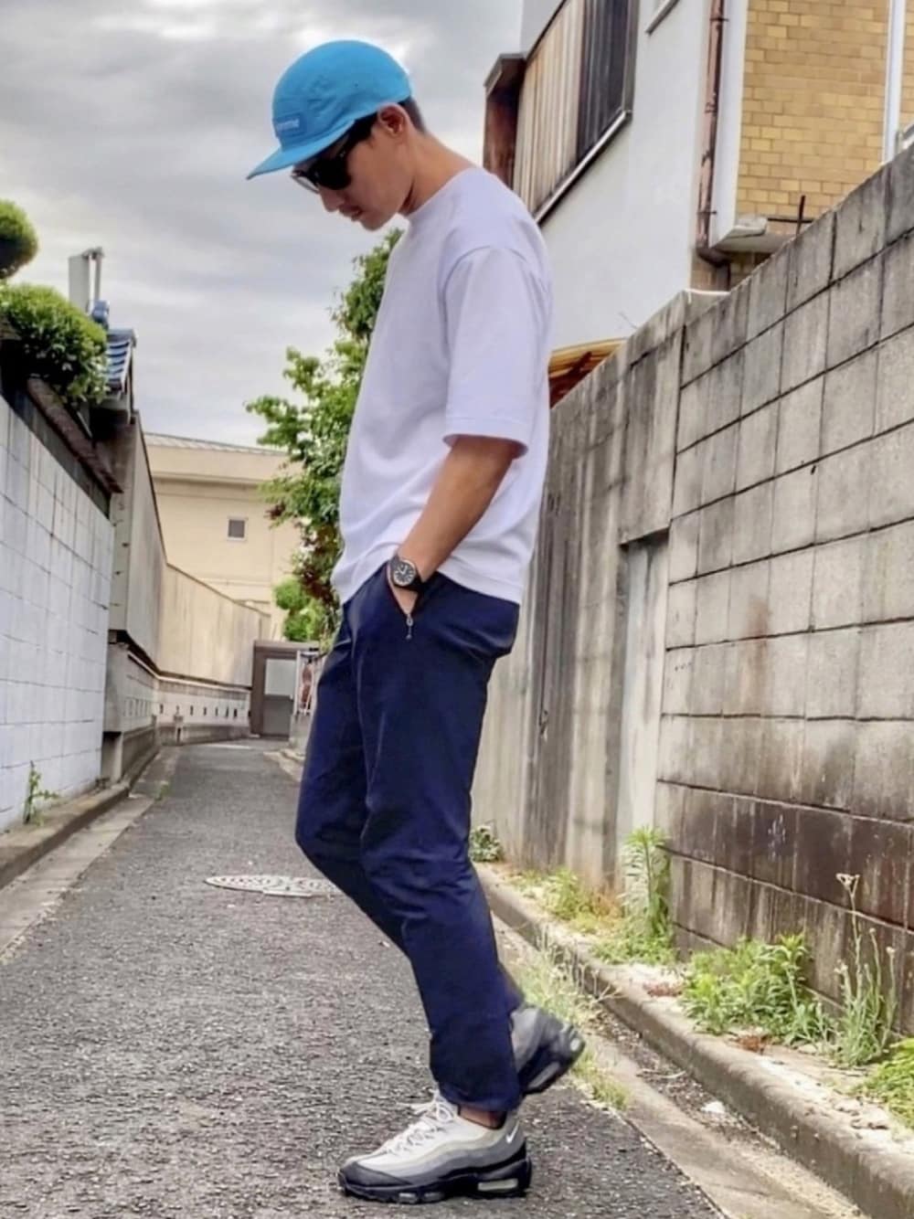 「ビッグシルエット、オーバーサイズ、プチプラ、ノースフェイス、アルパイン ライト パンツ、エアマックス95、supreme、ストリート、白Tシャツ、春夏コーデ」｜「NIKEのNIKE / Nike Air Max 95 Essential （スニーカー、グレー系）」を使った、masaさん（メンズ・176cm）の春コーディネートの1枚目の写真