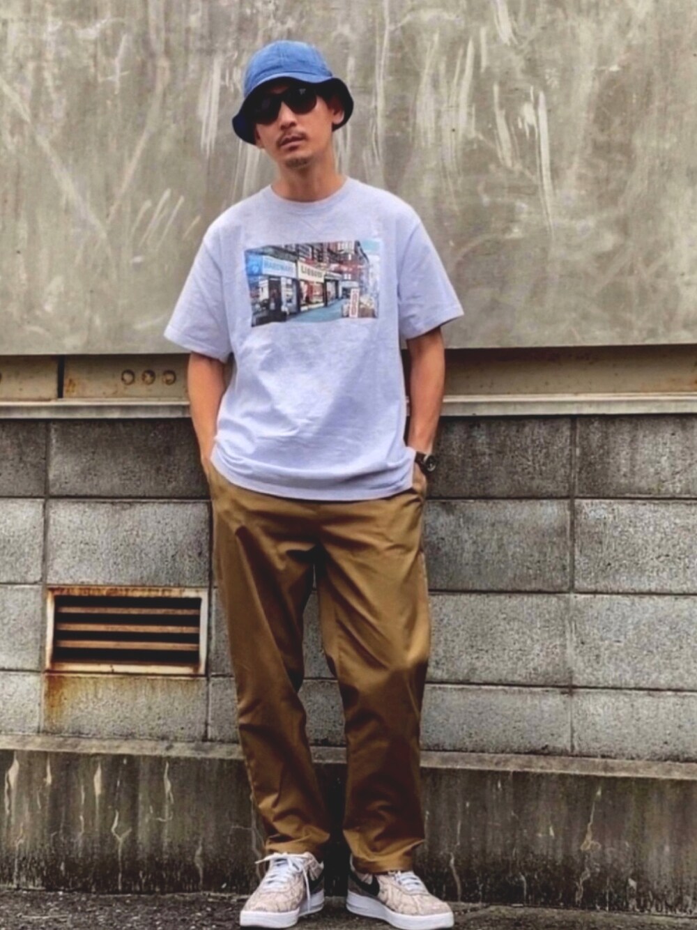 「ストリート、バケットハット、シェフパンツ、supreme、夏コーデ、スネーク柄、大人カジュアル、ゆるコーデ、Tシャツ、ビッグシルエット」｜「NIKEのNIKE AIR FORCE 1 '07 PRM (WHITE/BLACK-PURE PLATINUM) bq4424-100【SP】（スニーカー、ホワイト系）」を使った、masaさん（メンズ・176cm）の春コーディネートの1枚目の写真