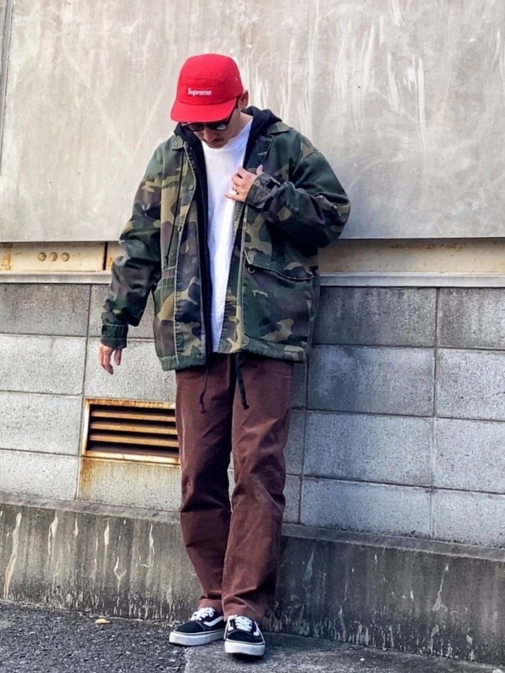 「ミリタリージャケット、ストリート、ビッグシルエット、クリスマス、キャップ、レイヤードスタイル、supreme、ミリタリー、コーデュロイパンツ、プチプラ」｜「AIVERのCASPER JOHN AIVER　オーバーサイズミリタリーシャツジャケット（ミリタリージャケット、その他）」を使った、masaさん（メンズ・176cm）の冬コーディネートの1枚目の写真