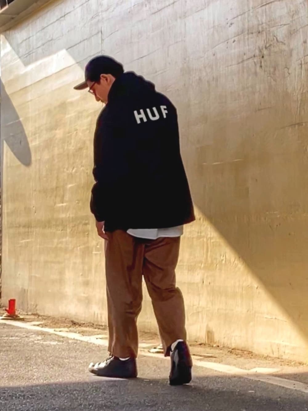 「ストリート、ナイロンジャケット、モノトーン、HUF、スニーカー、AIR FORCE 1、NIKE、休日スタイル、ワイドパンツ、キャップ」｜「HUFのSTANDARD SHELL 2 JACKET　 HUF ハフ ジャケット（ブルゾン、ブラック系）」を使った、masaさん（メンズ・176cm）の春コーディネートの1枚目の写真