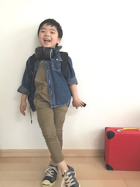 「ヘッドホン」｜「アイテム（サロペット/オーバーオール）」を使った、AOBUさん（キッズ・110cm）の春コーディネート