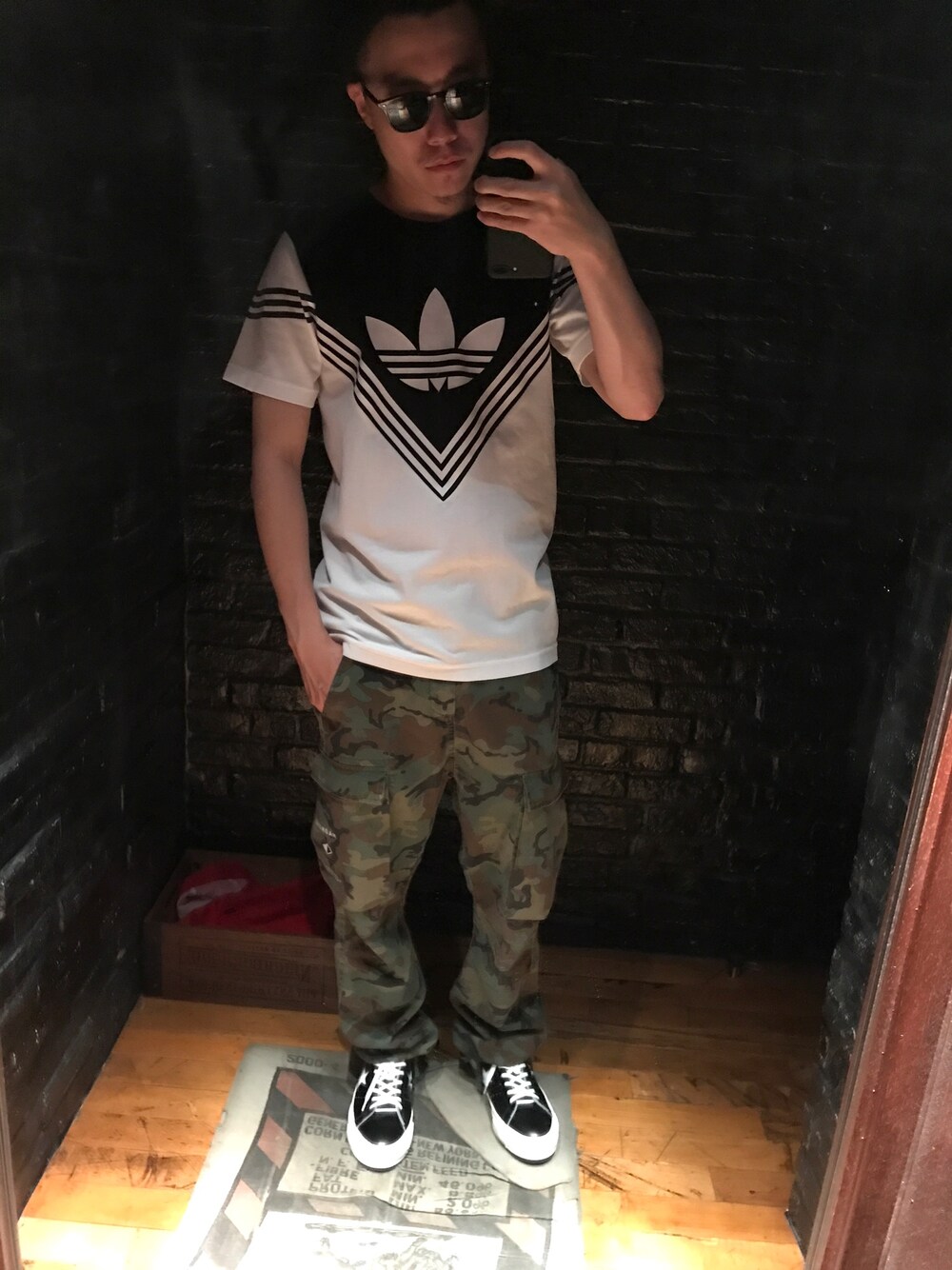 「shibuya、渋谷」｜「adidas Originalsのアイテム（Tシャツ/カットソー、ホワイト系）」を使った、张先生さん（メンズ・179cm）の夏コーディネートの1枚目の写真