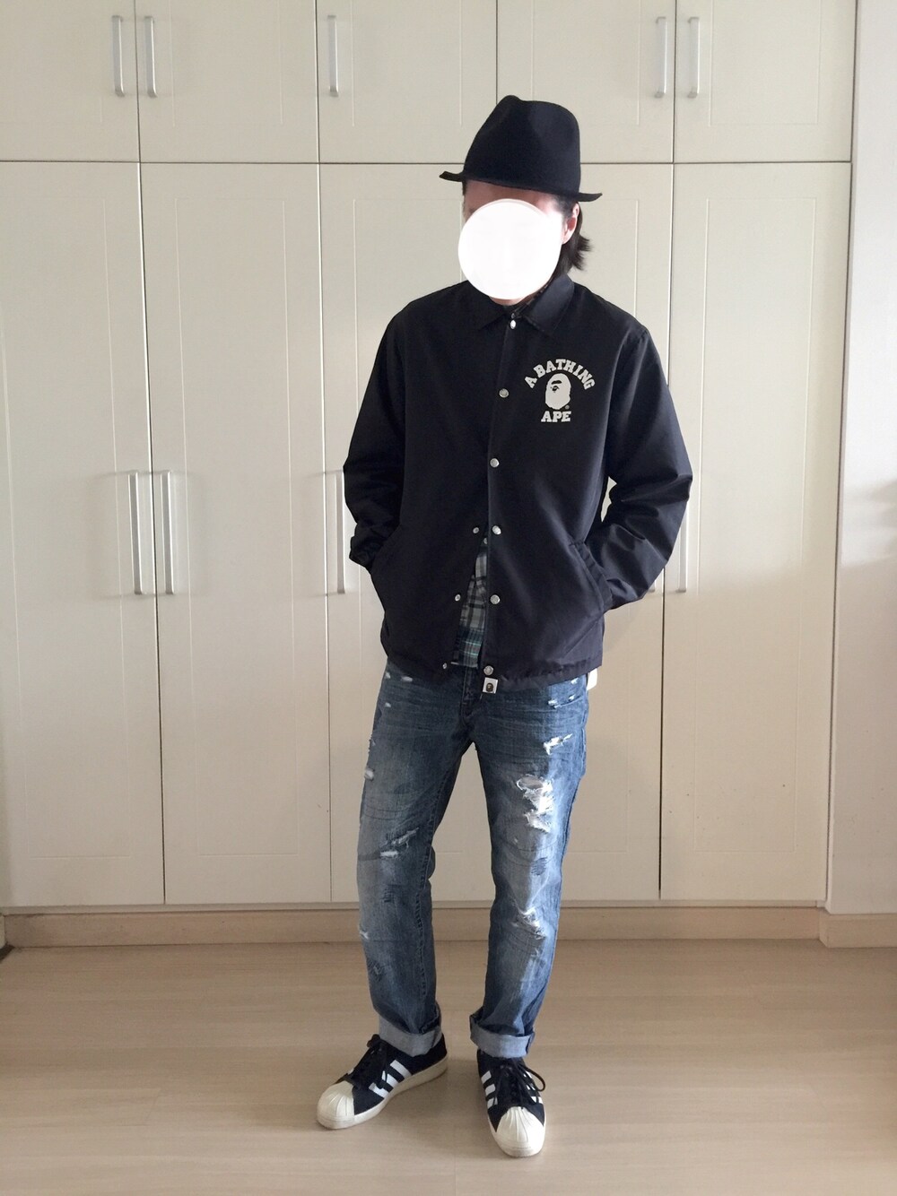 「黒、A BATHING APE」｜「A BATHING APEのCOLLEGE COACH JACKET（ナイロンジャケット、ブラック系）」を使った、张先生さん（メンズ・179cm）の夏コーディネートの1枚目の写真