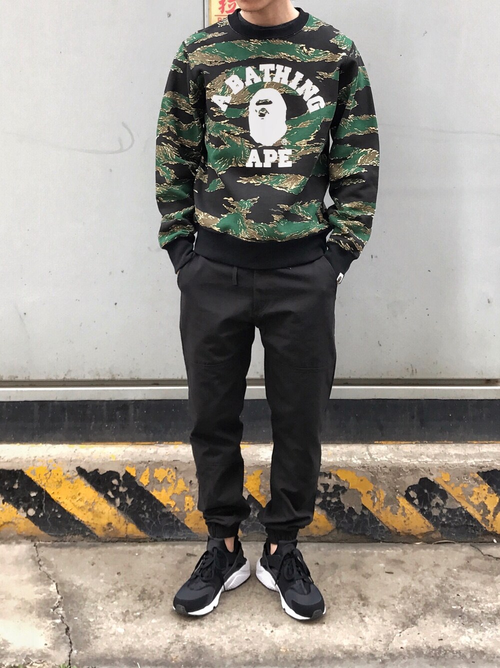 「Bape、NIKE、carhartt」｜「A BATHING APEのTIGER CAMO COLLEGE CREWNECK（スウェット、グリーン系）」を使った、张先生さん（メンズ・179cm）の夏コーディネートの1枚目の写真