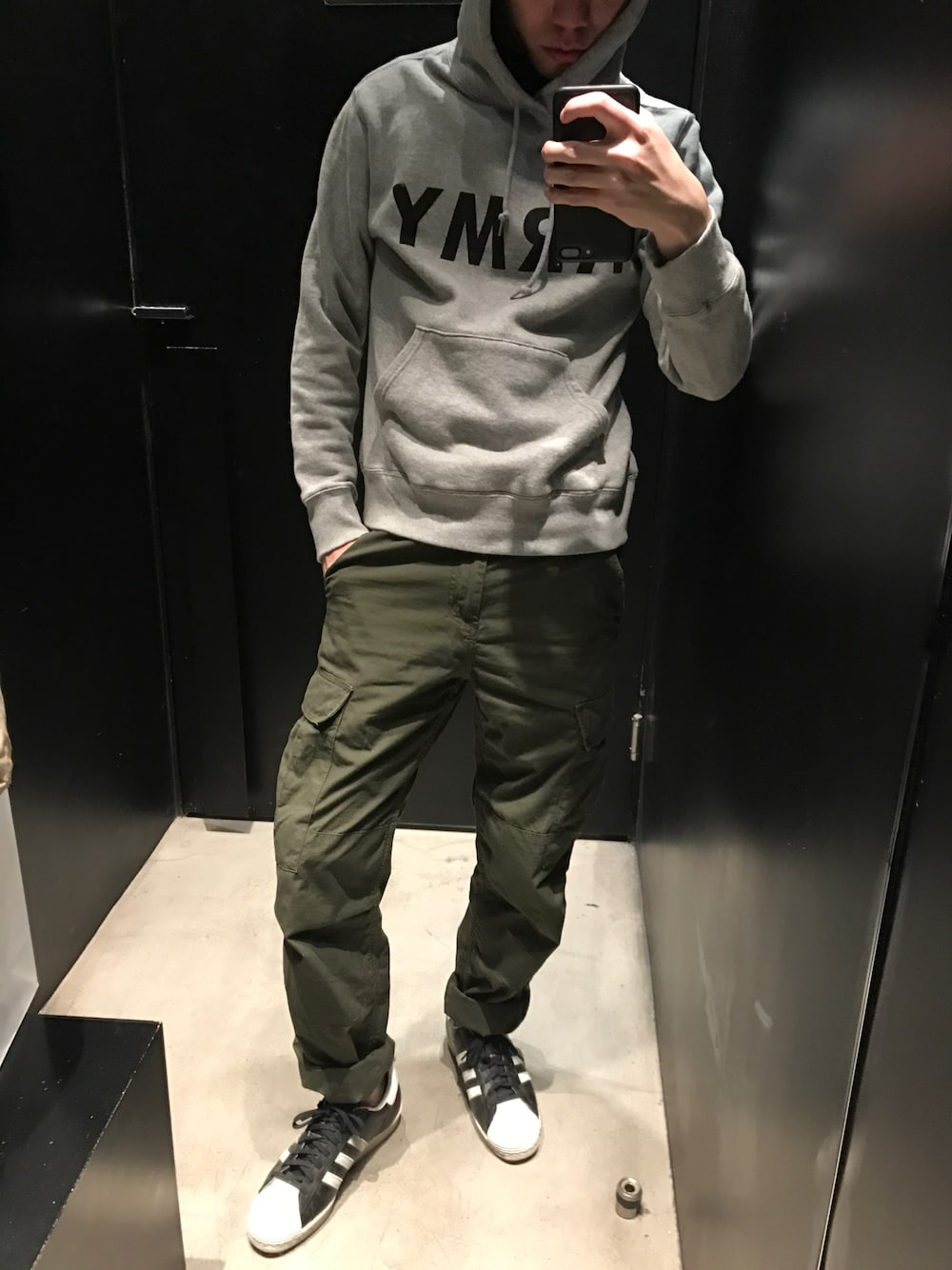 「adidas originals、Carhartt WIP(Carhartt WIP)」｜「CarharttのCarhartt Cargo Pants（その他パンツ、グリーン系）」を使った、张先生さん（メンズ・179cm）の夏コーディネートの1枚目の写真