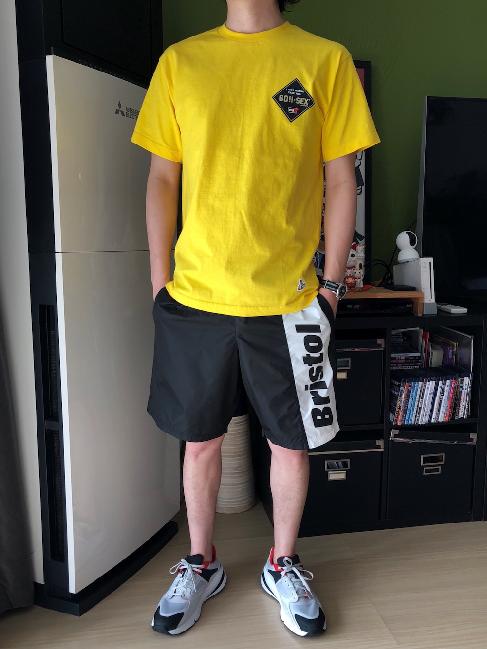 「FR2のアイテム（Tシャツ/カットソー、イエロー系）」を使った、张先生さん（メンズ・179cm）の春コーディネートの1枚目の写真