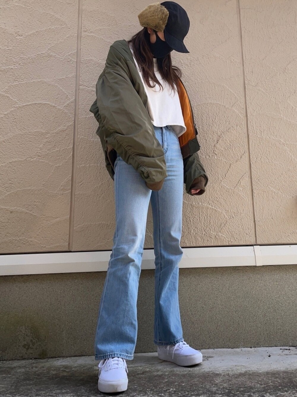 「カジュアルコーデ、シンプルコーデ、スニーカー、moussy、ストリート、THE NORTH FACE、VANS、フロンティアキャップ、白スニーカー、メンズライク」｜「GUのアイテム（デニムパンツ、ブルー系）」を使った、kano.さん（レディース・163cm）の冬コーディネートの1枚目の写真