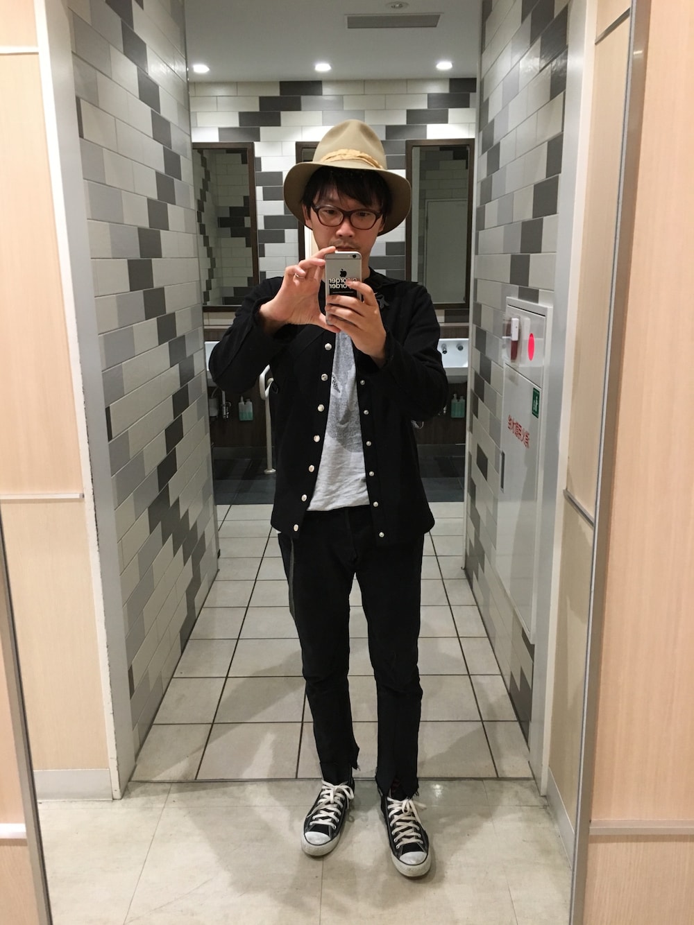「黒コーデ、TAKAHIROMIYASHITA The SoloIst. 、ハット、コンバース、old park」｜「TAKAHIROMIYASHITATheSoloIst.のアイテム（カーディガン/ボレロ、ブラック系）」を使った、snoozerさん（メンズ・172cm）の春コーディネートの1枚目の写真