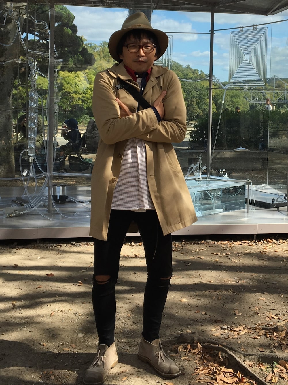 「きれいめカジュアル、スキニーデニム、ユニクロ、TAKAHIROMIYASHITA The SoloIst. 、ハット」｜「TAKAHIROMIYASHITATheSoloIst.のアイテム（シャツ/ブラウス、レッド系）」を使った、snoozerさん（メンズ・172cm）の秋コーディネートの1枚目の写真