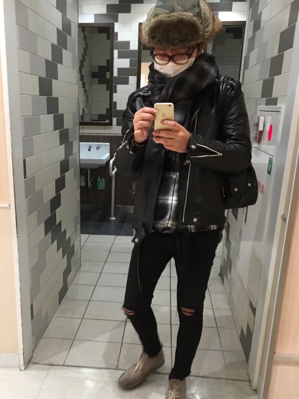 「スキニーデニム、ブラック、supreme、TAKAHIROMIYASHITA The SoloIst. 、UNIQLO、UNDER COVER、メガネ男子、今日のコーデ、いつも少なめのいいねありがとうございます」｜「Supreme のアイテム（キャップ、グリーン系）」を使った、snoozerさん（メンズ・172cm）の冬コーディネートの1枚目の写真