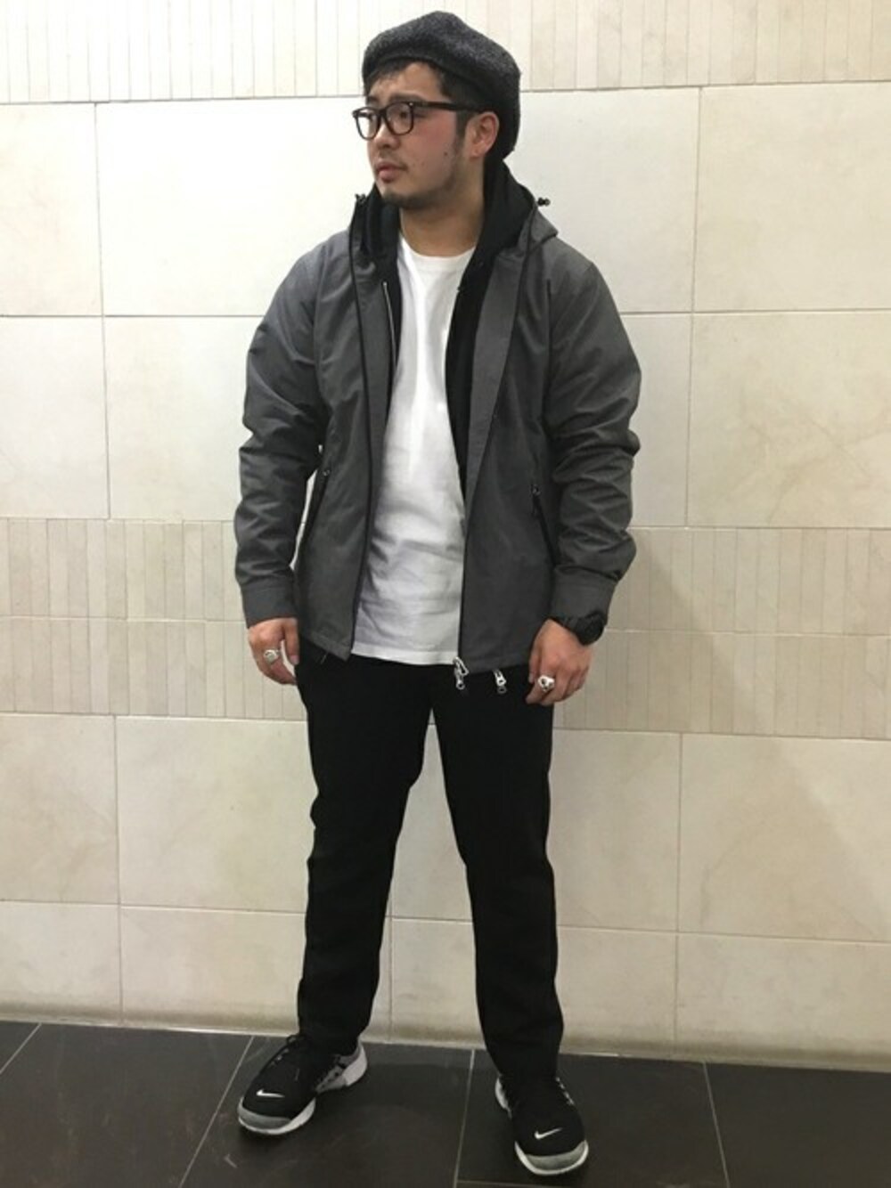 「パンツ、マウンテンパーカー、パーカー、フリース、SHIPS、Champion、Champion別注、KELTY、ジップアップパーカー」｜「ChampionのChampion×SHIPS: 別注 リバースウィーブ(R) ジップアップパーカ（パーカー、ブラック系）」を使った、鈴木さん（メンズ・168cm）の冬コーディネートの1枚目の写真