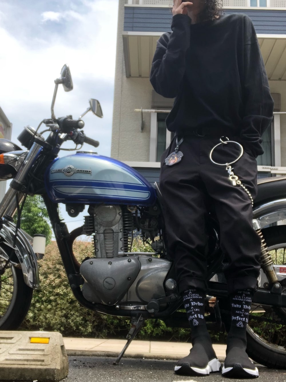 「お洒落さんとつながりたい、ラフ、シンプルスタイル、ブラック、モノトーン、スピードトレーナー、スラックス、ウォレットチェーン、オールブラック、タックイン」｜「BALENCIAGAのBalenciaga - Speed Stretch-knit High-top Sneakers - Black（スニーカー、ブラック系）」を使った、441kazu10@DEJAVU＋さん（メンズ・178cm）の春コーディネートの1枚目の写真