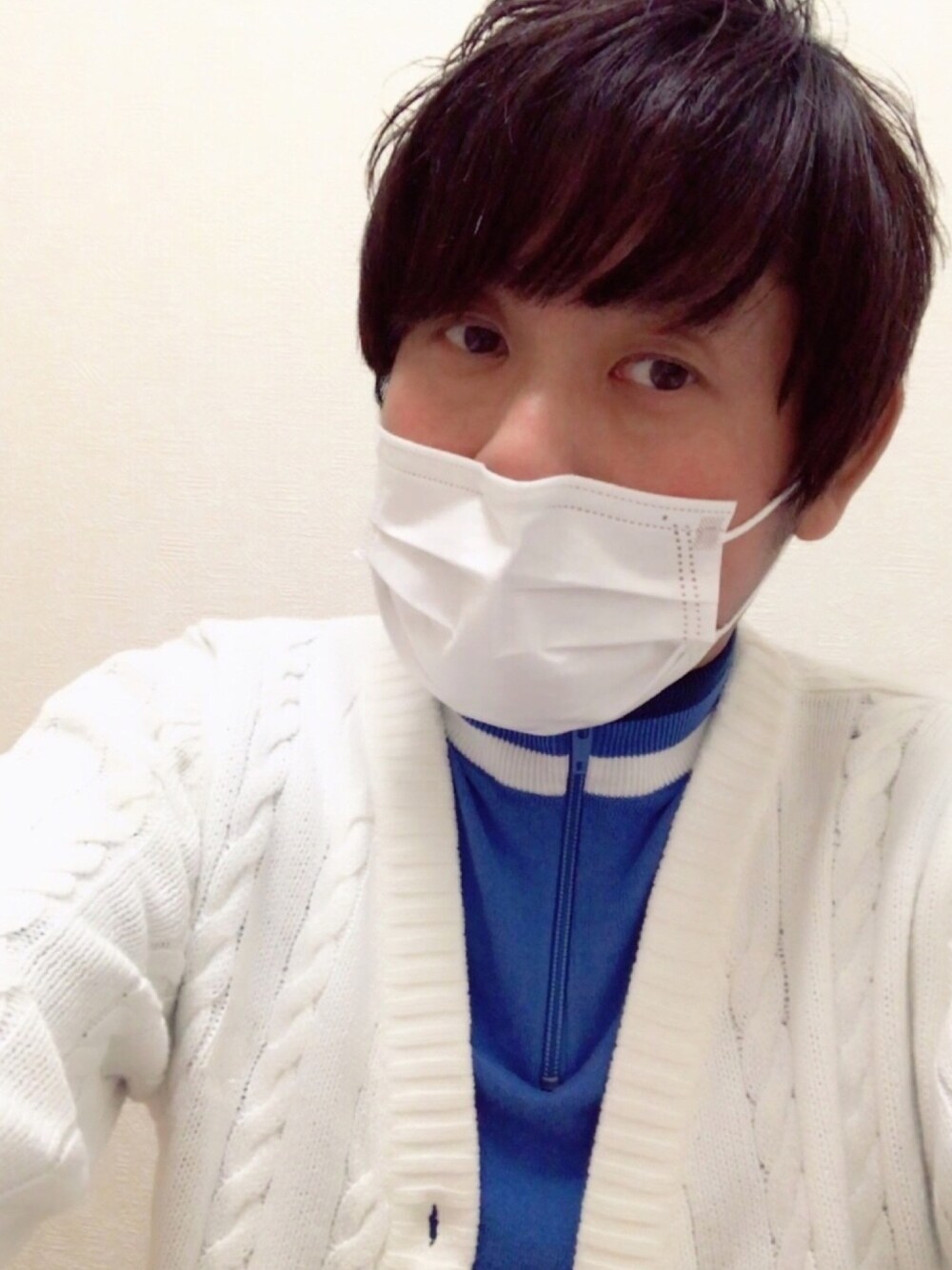 ホワイト系のニット/セーター、ブルー系のニット/セーターを着用したメンズの秋コーディネートの1枚目の写真