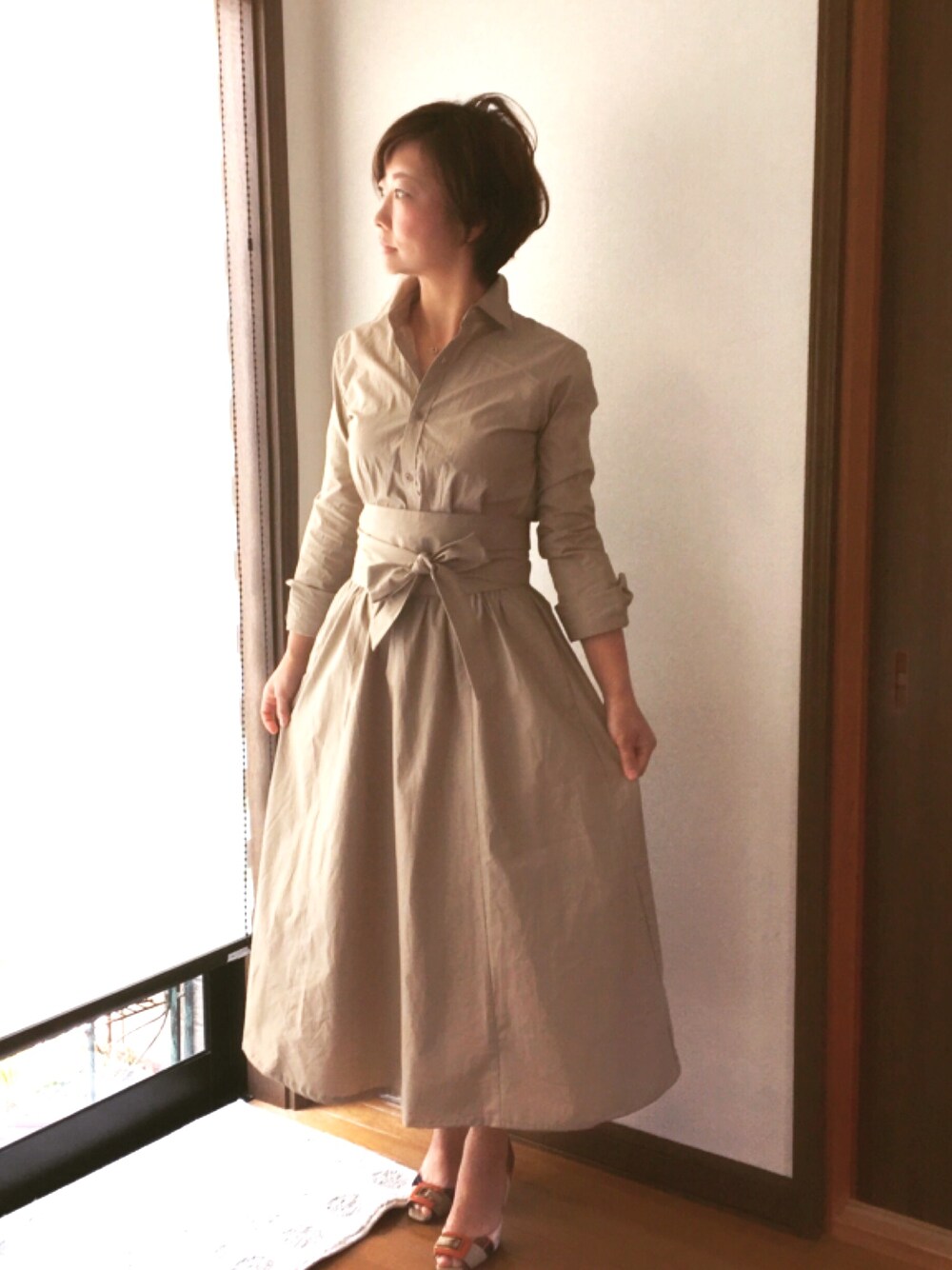 「URBAN RESEARCHのアイテム（シャツワンピース、ベージュ系）」を使った、みっちぇるさん（レディース・154cm）の春コーディネートの1枚目の写真