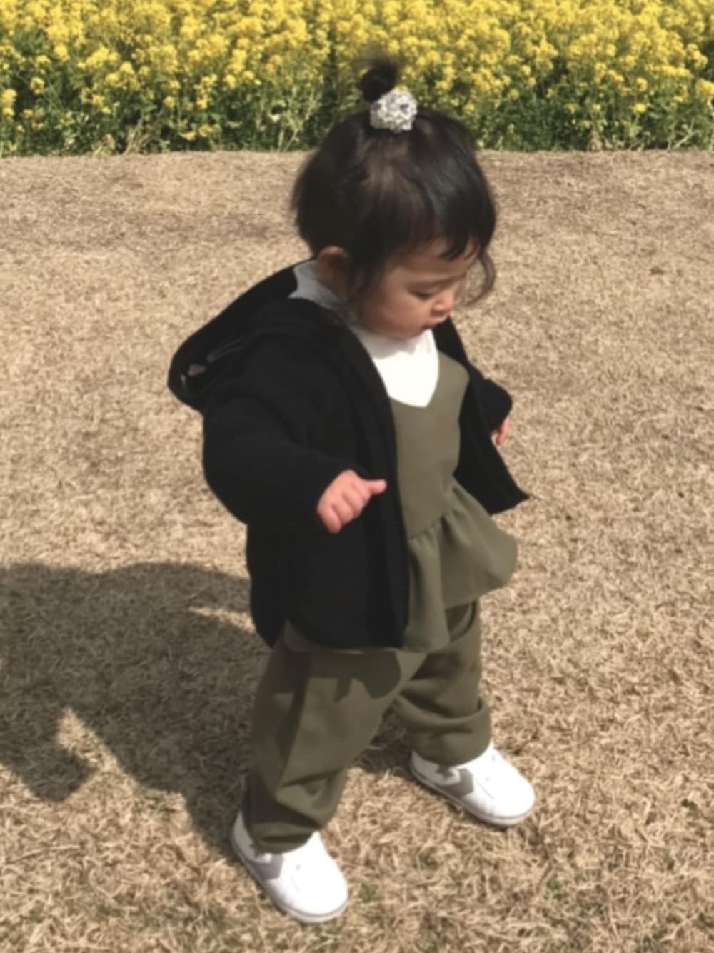 「キッズファッション、コンバース、パーカー、ギャップ、GAP、GAPbaby、カーキ、セットアップ、セットアップコーデ」｜「babyGAPのアイテム（カーディガン/ボレロ、ブラック系）」を使った、kiiさん（キッズ・100cm）の春コーディネートの1枚目の写真