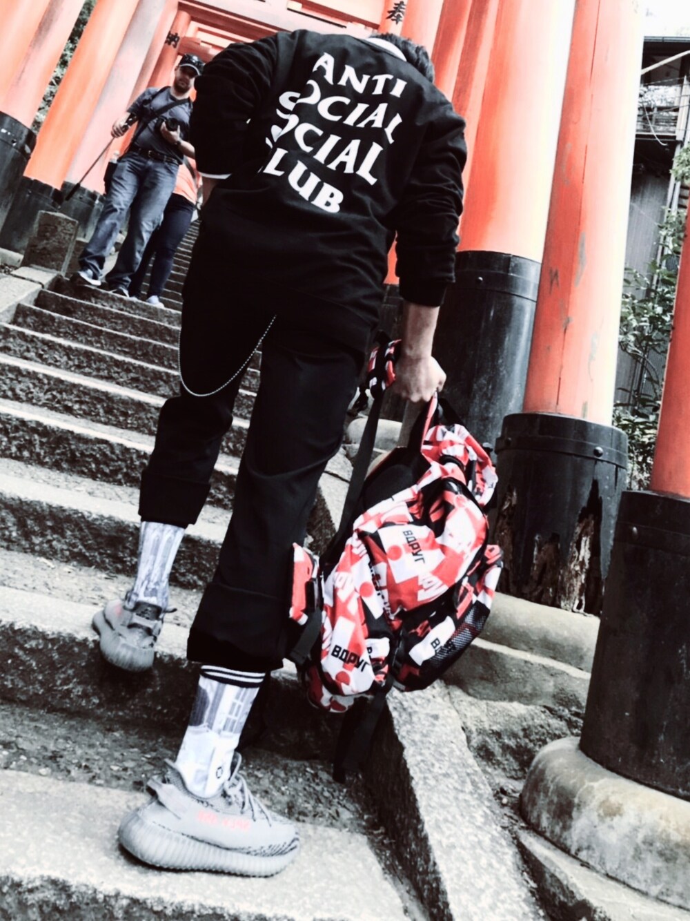 「ストリート、Assc、antisocialsocialclub、gosharubchinskiy、yeezy、シンプル、ootd、スニーカーコーデ」｜「ANTI SOCIAL SOCIAL CLUBのアイテム（スウェット、ブラック系）」を使った、K-すけさん（メンズ・173cm）の冬コーディネートの1枚目の写真