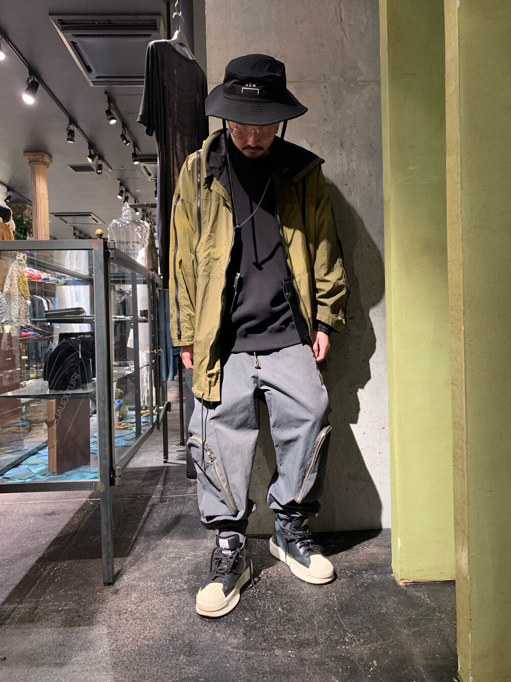 「ROYAL FLASH、福岡、休日スタイル、ナイロンジャケット、ラフ、ビッグシルエット、今日のコーデ、ダッドスニーカー」｜「ROYAL FLASHのSUNDAYOFFCLUB / サンデーオフクラブ/3D ZIP CARGO PT（その他パンツ、グレー系）」を使った、Shuto Shimanakaさん（メンズ・181cm）の春コーディネートの1枚目の写真