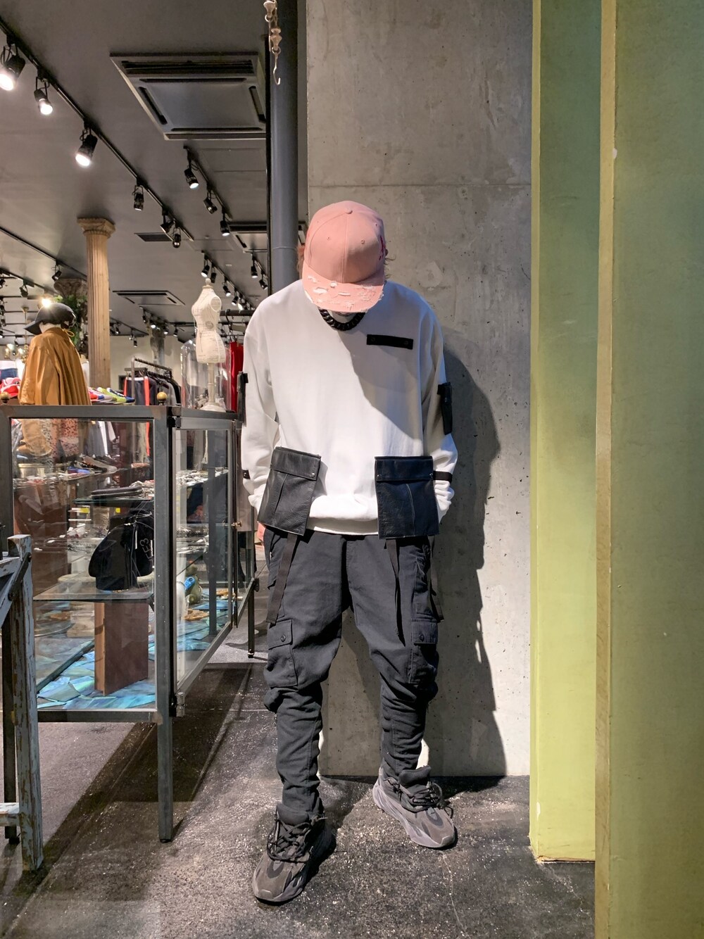 「ROYAL FLASH、福岡、おしゃれさんと繋がりたい、トレーナー、カーゴパンツ」｜「ROYAL FLASHのnahezu gleich/ナエツ グロイヒ/ポケットスウェット（スウェット、ブラック系）」を使った、Shuto Shimanakaさん（メンズ・181cm）の春コーディネートの1枚目の写真