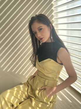 「アイテム（チューブトップ、イエロー系）」を使った、岩本知世さん（レディース・158cm）の冬コーディネート