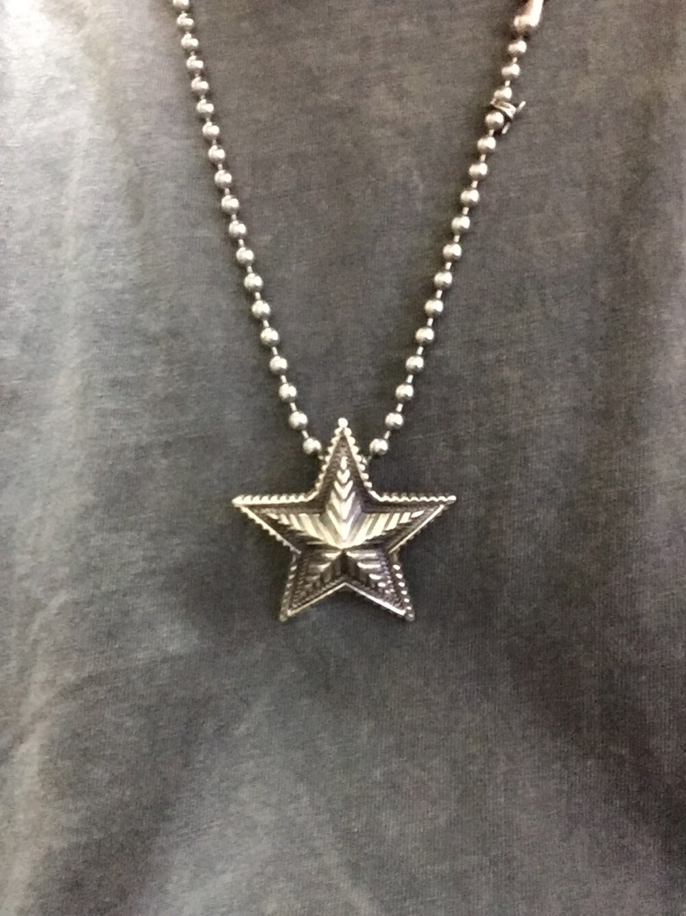 「シルバーアクセサリー、コディサンダーソン、Cody Sanderson、チェーンネックレス、スター、星」｜「CODY SANDERSONのアイテム（ネックレス、シルバー系）」を使った、小原 慶太さん（メンズ・163cm）の春コーディネートの1枚目の写真