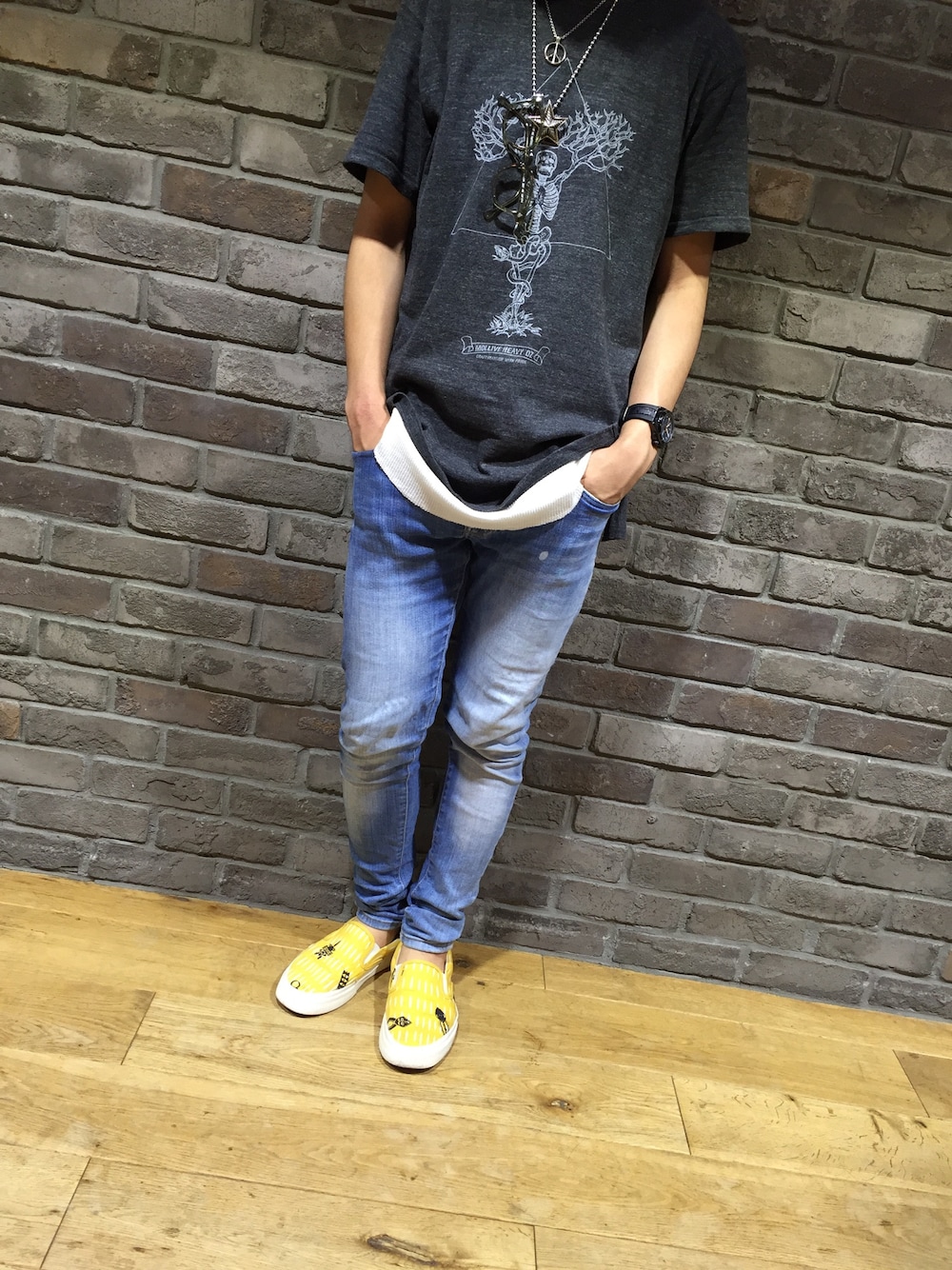 「おしゃれさんと繋がりたい、スリッポン、スキニーデニム、タンクトップ、スリット、コーエン、ベルシュカ、Cody Sanderson、american optical」｜「coenの【NOMA textile designコラボ】アフリカンプリントスリッポン（スリッポン、イエロー系）」を使った、小原 慶太さん（メンズ・163cm）の夏コーディネートの1枚目の写真