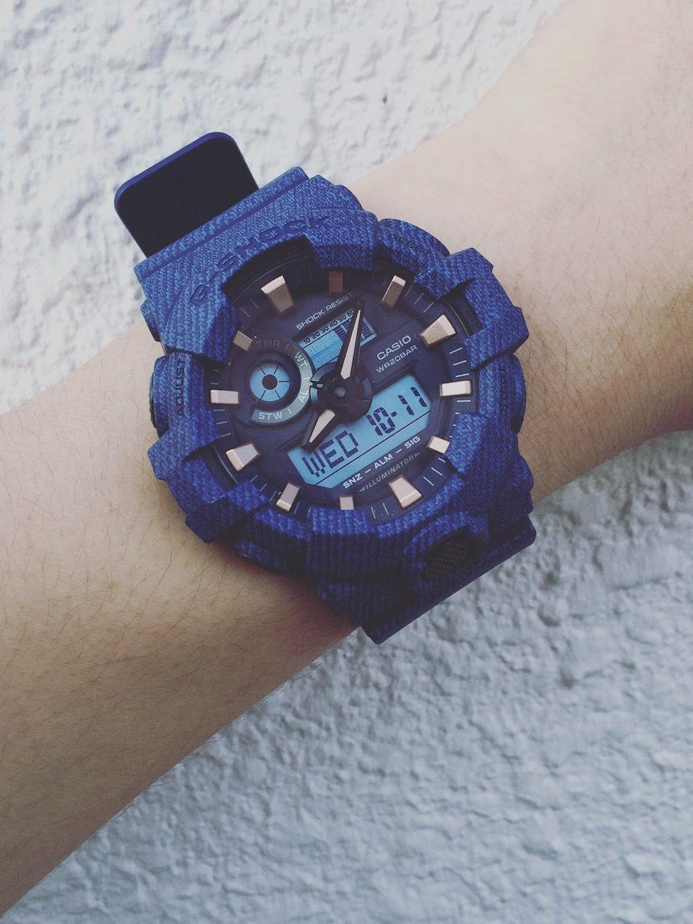 「時計、お気に入り、G-SHOCK、デニム」｜「G-SHOCKのG-SHOCK / GA-700DE-2AJF / CASIO Gショック 腕時計（アナログ腕時計、ブルー系）」を使った、小原 慶太さん（メンズ・163cm）の夏コーディネートの1枚目の写真