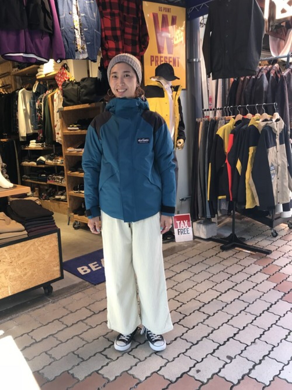 「スニーカー、コーデュロイ、最強、converse、別注、BEAVER、冬コーデ、WILDTHINGS、デナリジャケット、Urvin」｜「URVINのUrvin/アービン　親子コールEASY PANTS（その他パンツ、ホワイト系）」を使った、YOSHIHARUさん（レディース・168cm）の秋コーディネートの1枚目の写真