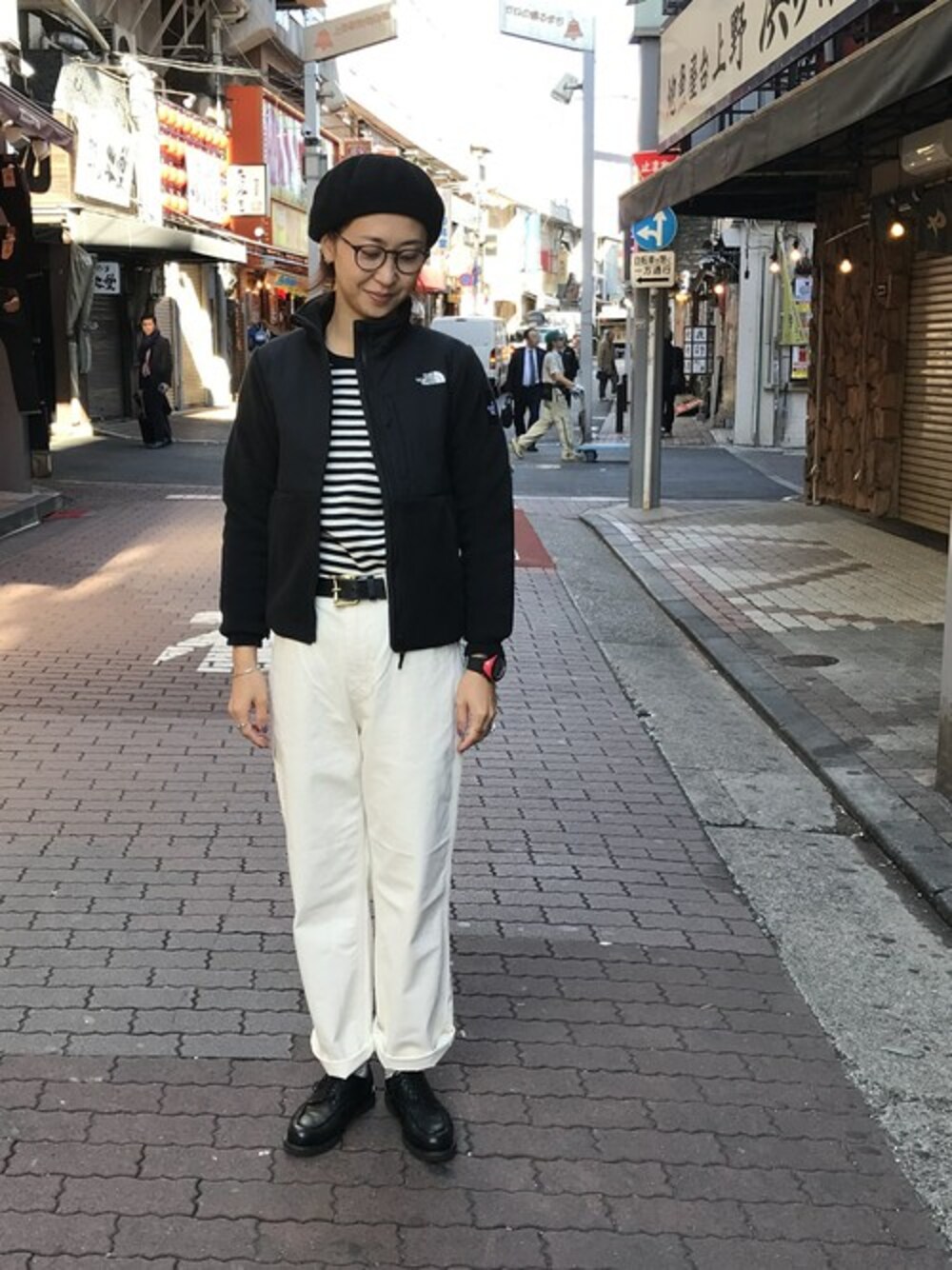 ブラック系のブルゾン、ブラック系のブルゾン、ブラック系のTシャツ/カットソーを着用したレディースの秋コーディネートの1枚目の写真