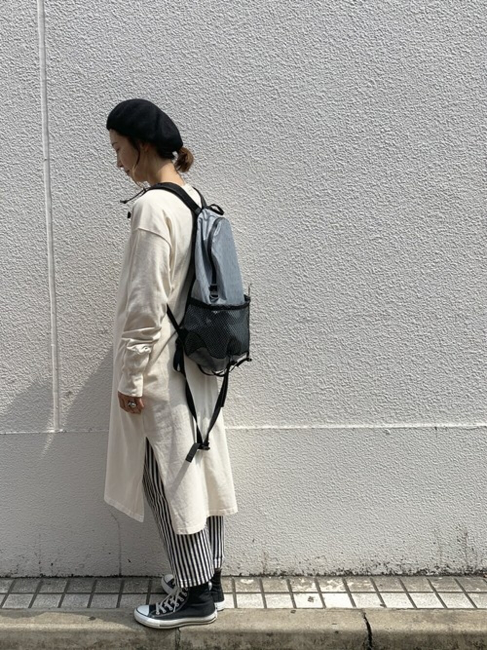 「スニーカー、ワンピース、バックパック、秋のコーデ、converse、BEAVER、ストライプ、MANASTASH、フェススタイル、ラクチンコーデ」｜「MANASTASHのMANASTASH/マナスタッシュ　CAMPER DRESS　キャンパードレス　ワンピース（ワンピース、ホワイト系）」を使った、YOSHIHARUさん（レディース・168cm）の夏コーディネートの1枚目の写真