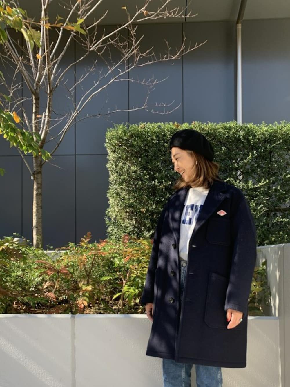 ブルー系のデニムパンツ、ブルー系のデニムパンツ、ブラック系のハンチング/ベレー帽を着用したレディースの秋コーディネートの1枚目の写真