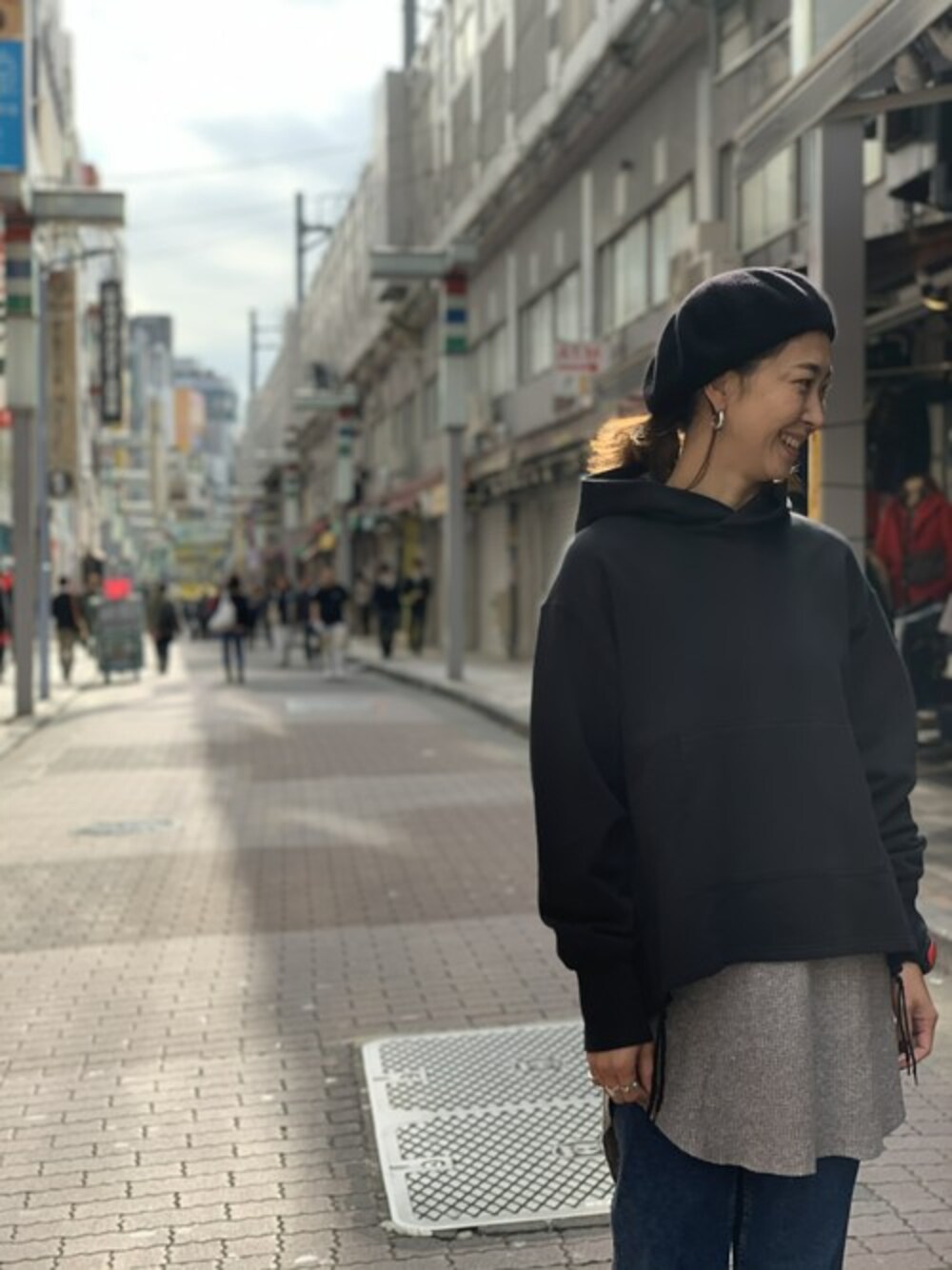 「スウェット、カジュアル、重ね着、ベレー帽、BEAVER、オーバーサイズ、MANASTASH、メンズライク、ラクチンコーデ、秋コーデ」｜「MANASTASHのMANASTASH/マナスタッシュ　VENT HOODIE ヴェントフーディー スウェットパーカー（パーカー、ブラック系）」を使った、YOSHIHARUさん（レディース・168cm）の秋コーディネートの1枚目の写真