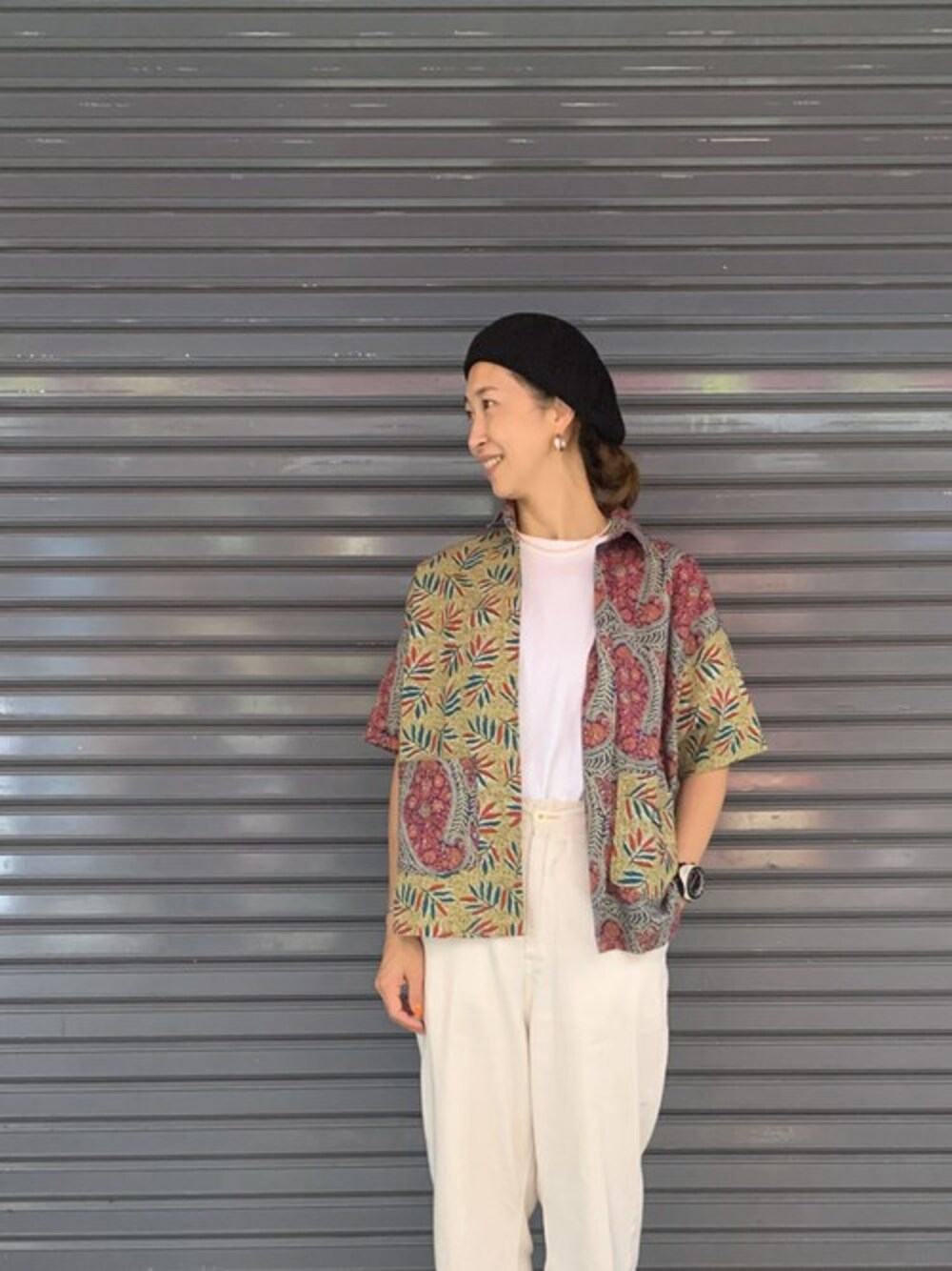 「ワントーンコーデ、ベレー帽、柄シャツ、大人カジュアル、MANASTASH、メンズライク、ホワイトコーデ、アロハシャツ、BEAVER上野、ファッションの力を信じよう」｜「Goodwear(Since1983)のGOODWEAR/グッドウエア　SS POCKET TEE/ポケットT（Tシャツ/カットソー、ホワイト系）」を使った、YOSHIHARUさん（レディース・168cm）の夏コーディネートの1枚目の写真