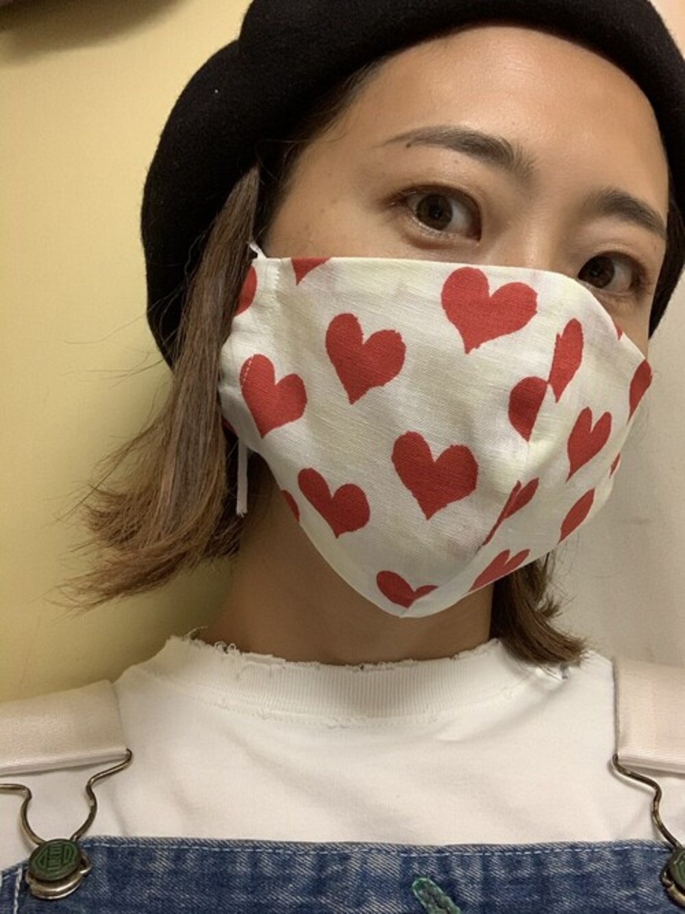 ホワイト系のTシャツ/カットソー、ホワイト系のTシャツ/カットソー、レッド系のマスクを着用したレディースの秋コーディネートの1枚目の写真