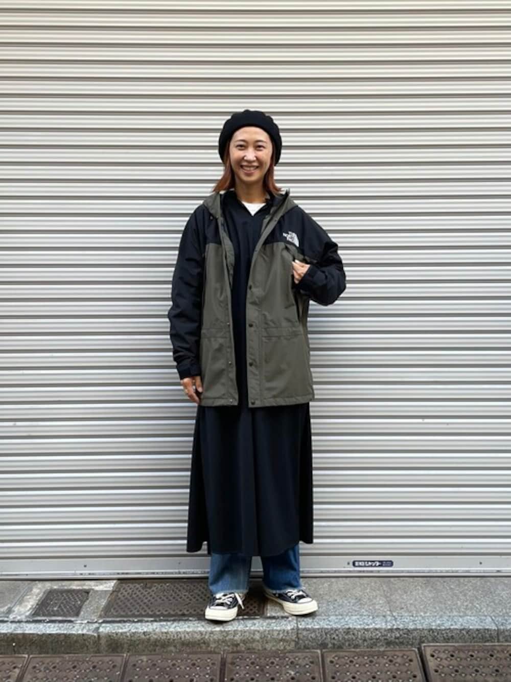 「アウトドアスタイル、ストリート、BEAVER、メンズライク、ナイロンジャケット、THE NORTH FACE、ラクチンコーデ、オトナカジュアル、秋コーデ、BEAVER上野」｜「THE NORTH FACEのTHE NORTH FACE/ザ ノース フェイス　Mountain Light Jacket　マウンテン ライト ジャケット　NP11834（マウンテンパーカー、グリーン系）」を使った、YOSHIHARUさん（レディース・168cm）の秋コーディネートの1枚目の写真