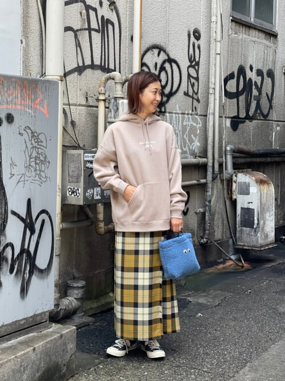 「コンバース、BEAVER、マキシスカート、MANASTASH、MILKFED.、ミニバッグ、オトナカジュアル、秋コーデ、オニールオブダブリン、BEAVER上野」｜「MILKFED.のMILKFED. × MANASTASH /ミルクフェド×マナスタッシュ　SWEAT HOODIE スウェットフーディー　パーカー（パーカー、ベージュ系）」を使った、YOSHIHARUさん（レディース・168cm）の秋コーディネートの1枚目の写真