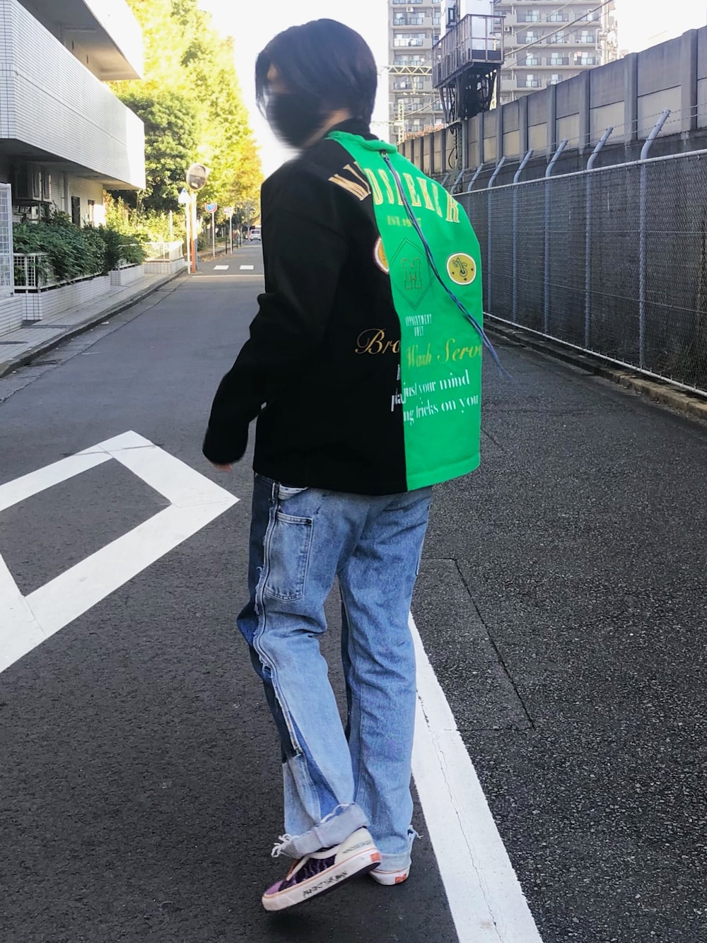 「mindseeker、GALLERY DEPT.、denim、秋コーデ、休日スタイル、服好きな人と繋がりたい、緑、おしゃれさんと繋がりたい、紫、スウェット」｜「mindseekerのアイテム（スウェット、グリーン系）」を使った、🎲さん（メンズ・177cm）の秋コーディネートの1枚目の写真