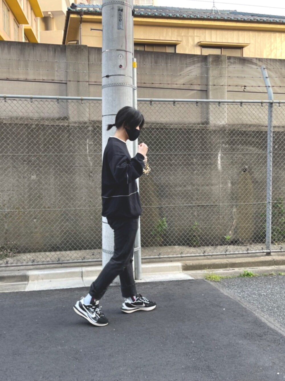 「sacai、Levi's、BALENCIAGA、NIKE、a-cold-wall、スニーカーコーデ、いいね、save、フォローお願いします🤑、おしゃれさんと繋がりたい、黒」｜「Sacaiのアイテム（ネックレス、シルバー系）」を使った、🎲さん（メンズ・177cm）の春コーディネートの1枚目の写真